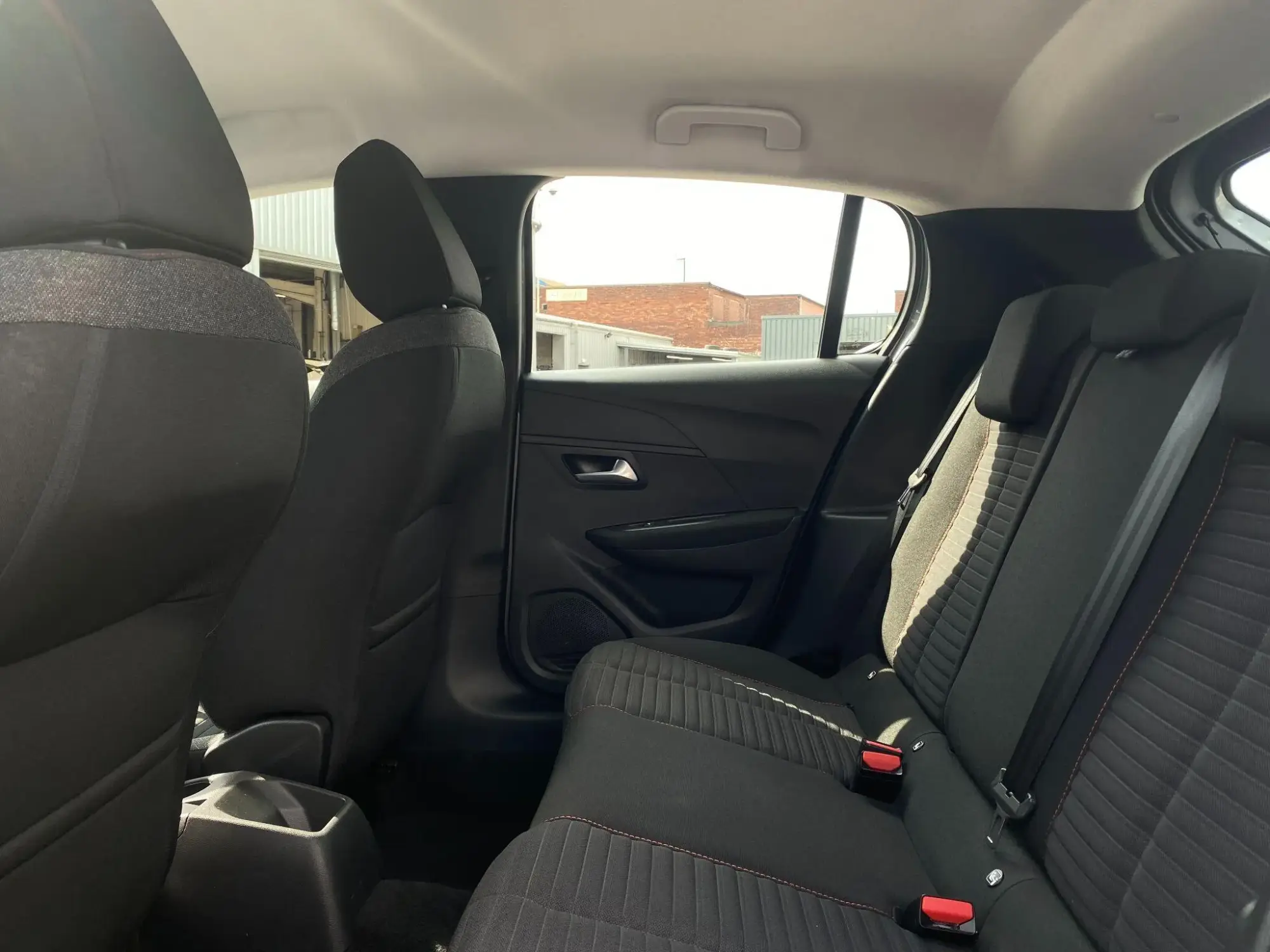 Peugeot 208 Image 13