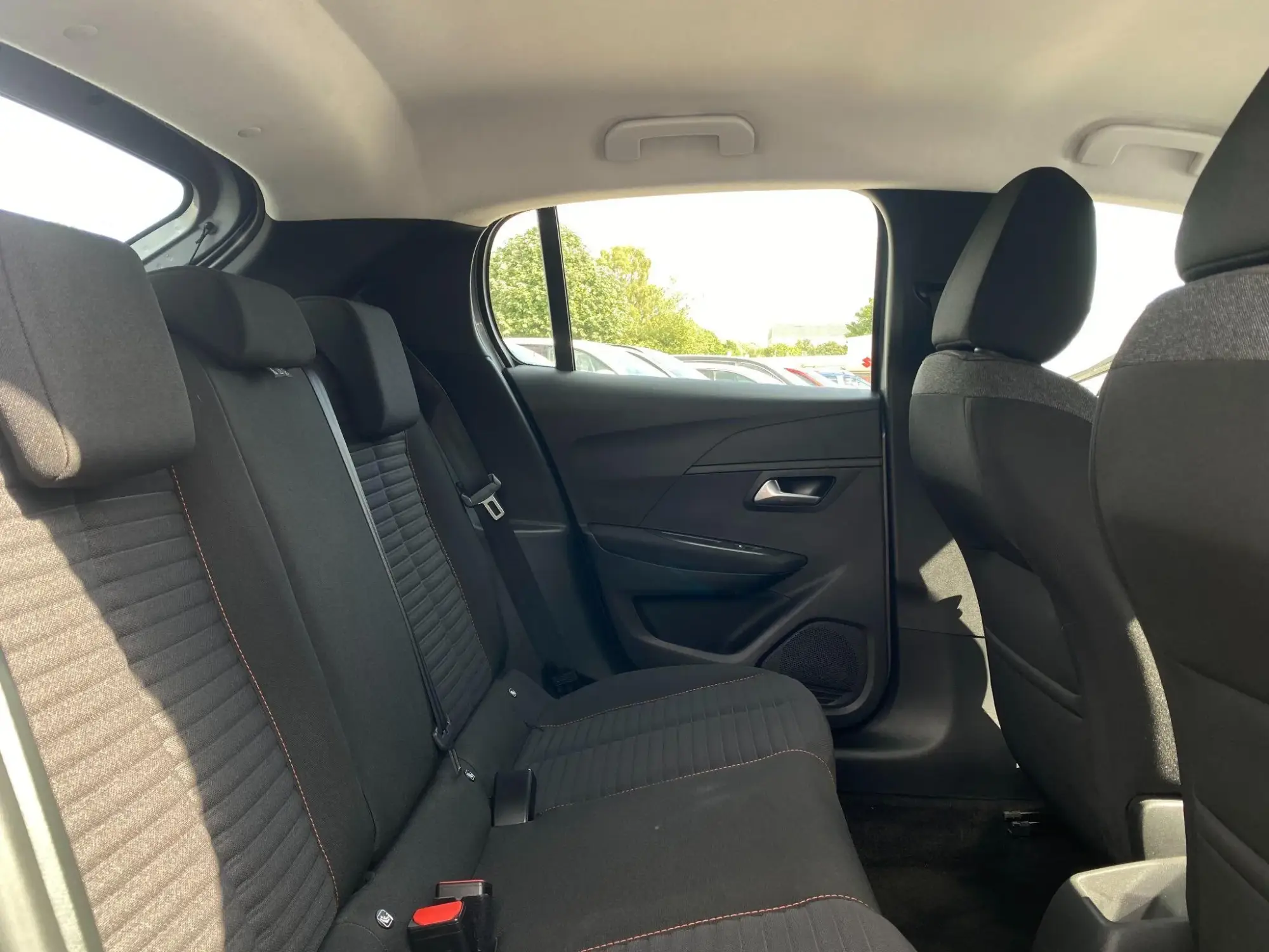 Peugeot 208 Image 14