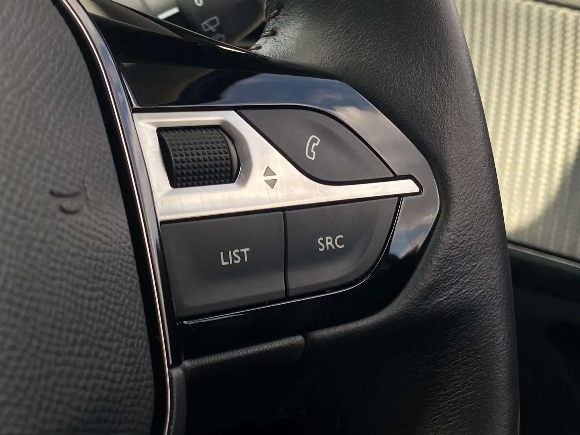 Peugeot 208 Image 16