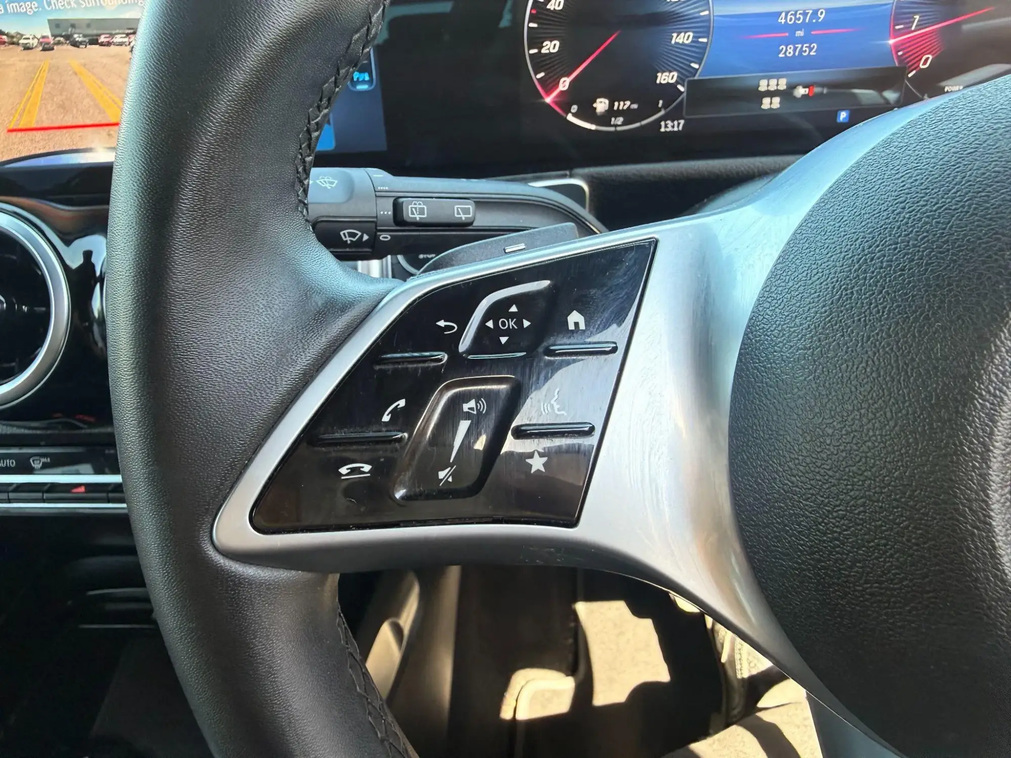 Mercedes-Benz GLB Image 13