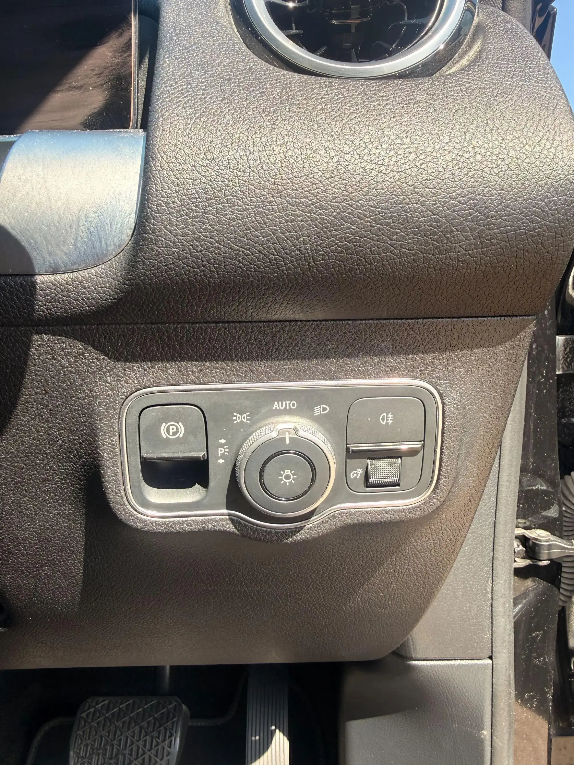 Mercedes-Benz GLB Image 16