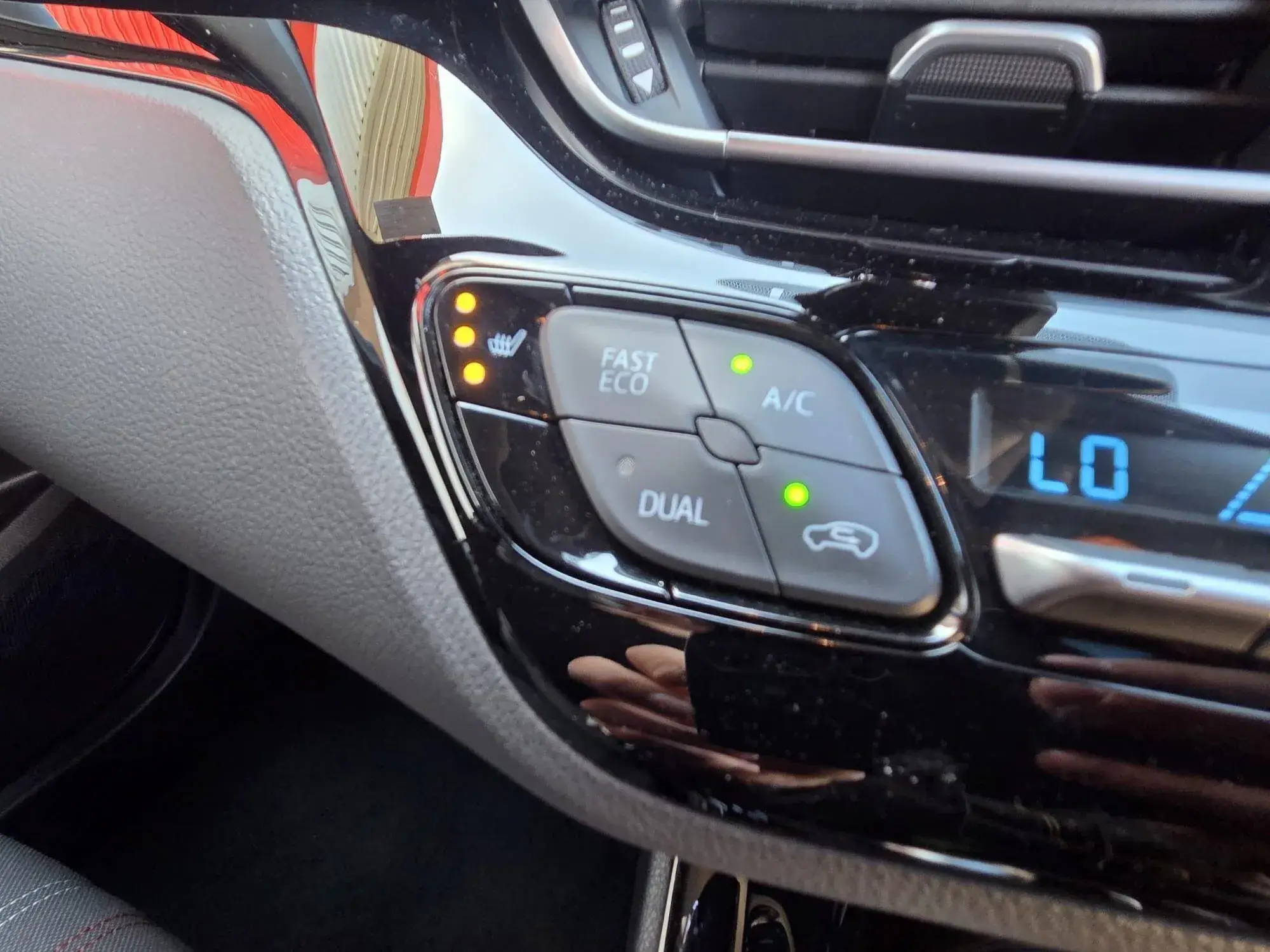 Toyota C-HR Self-Charging Hybrid Image 35