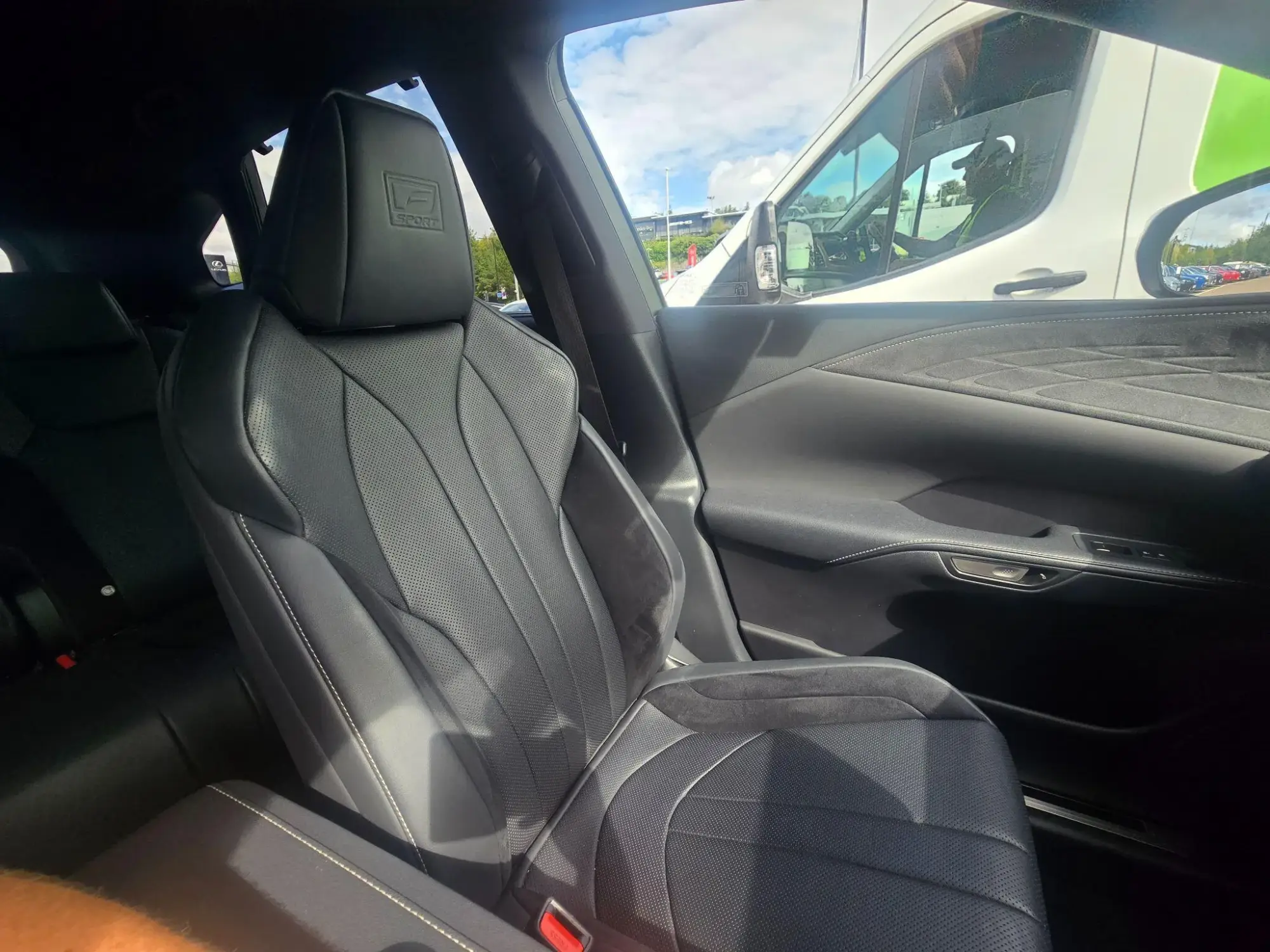 Lexus RX Image 32