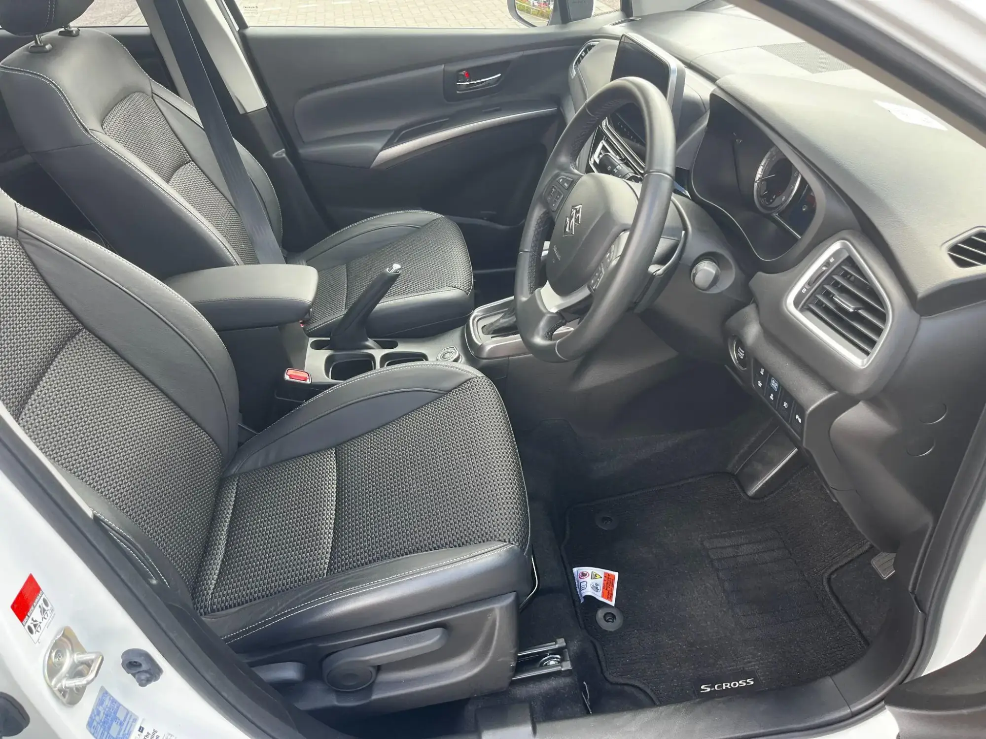Suzuki S-Cross Hybrid Image 11