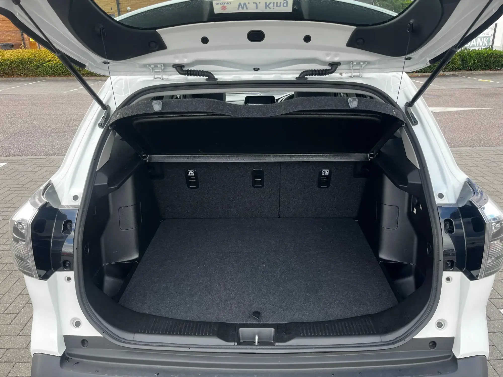 Suzuki S-Cross Hybrid Image 28