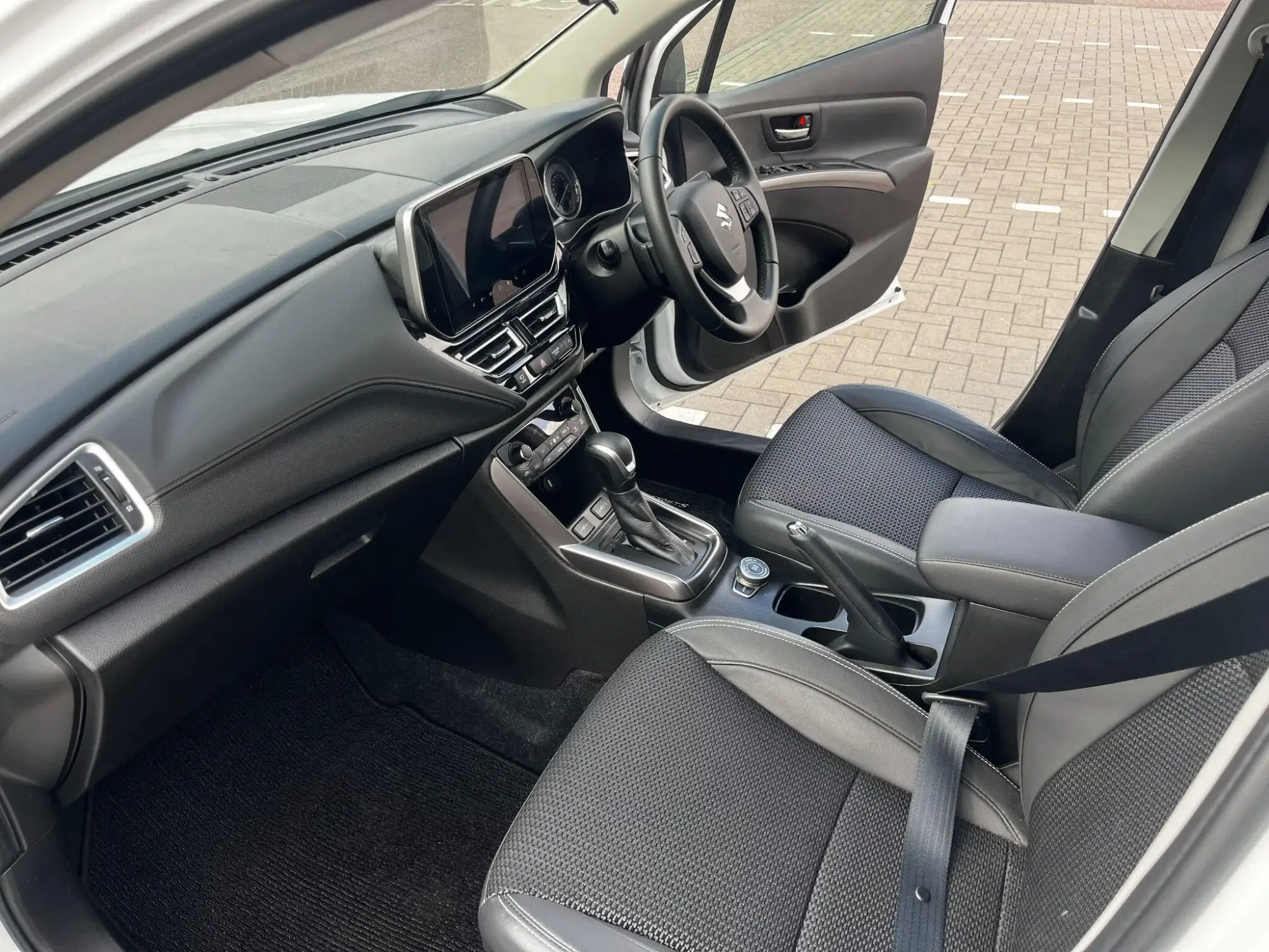 Suzuki S-Cross Hybrid Image 32