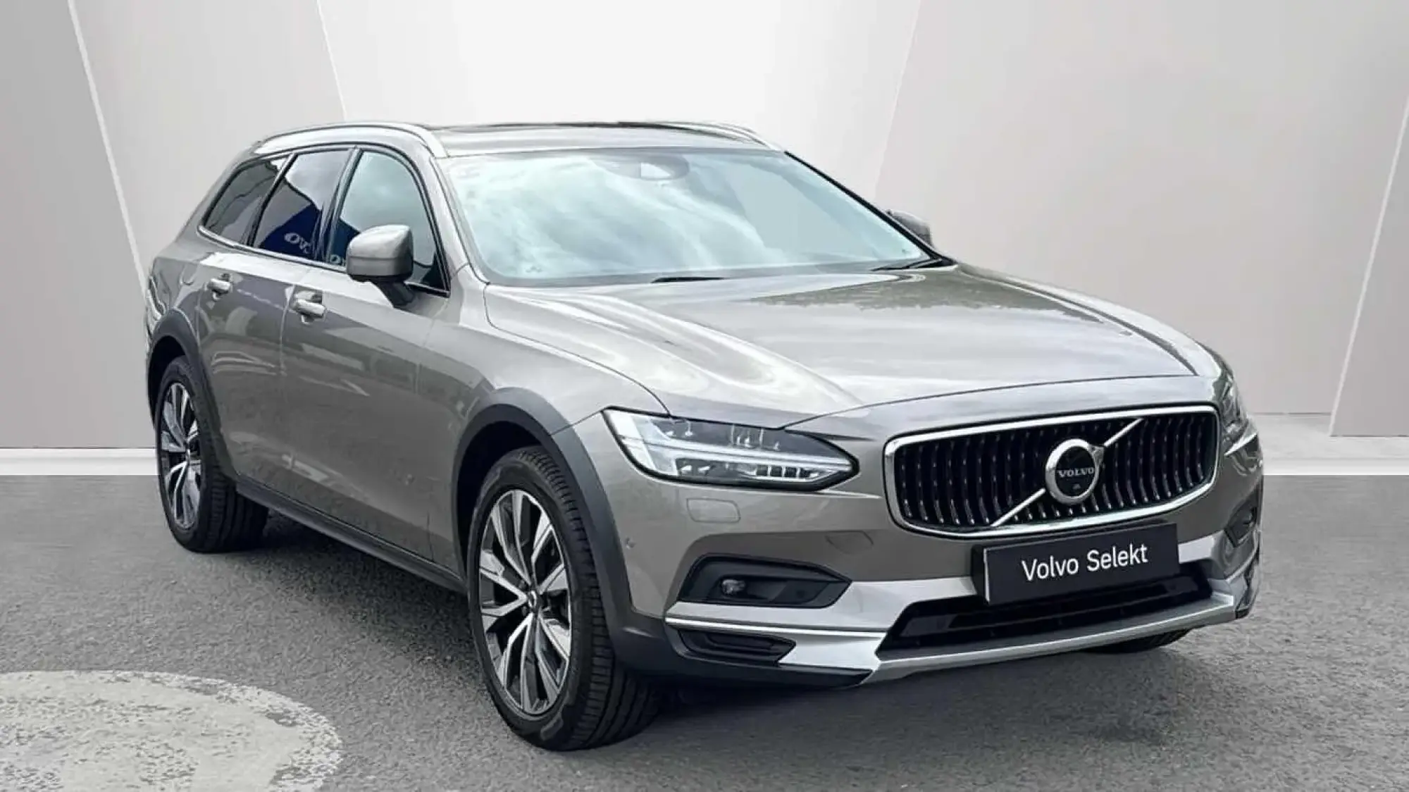 Volvo V90 Cross Country Image 1