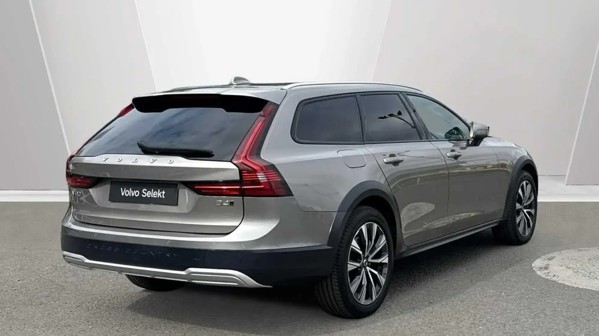 Volvo V90 Cross Country Image 3