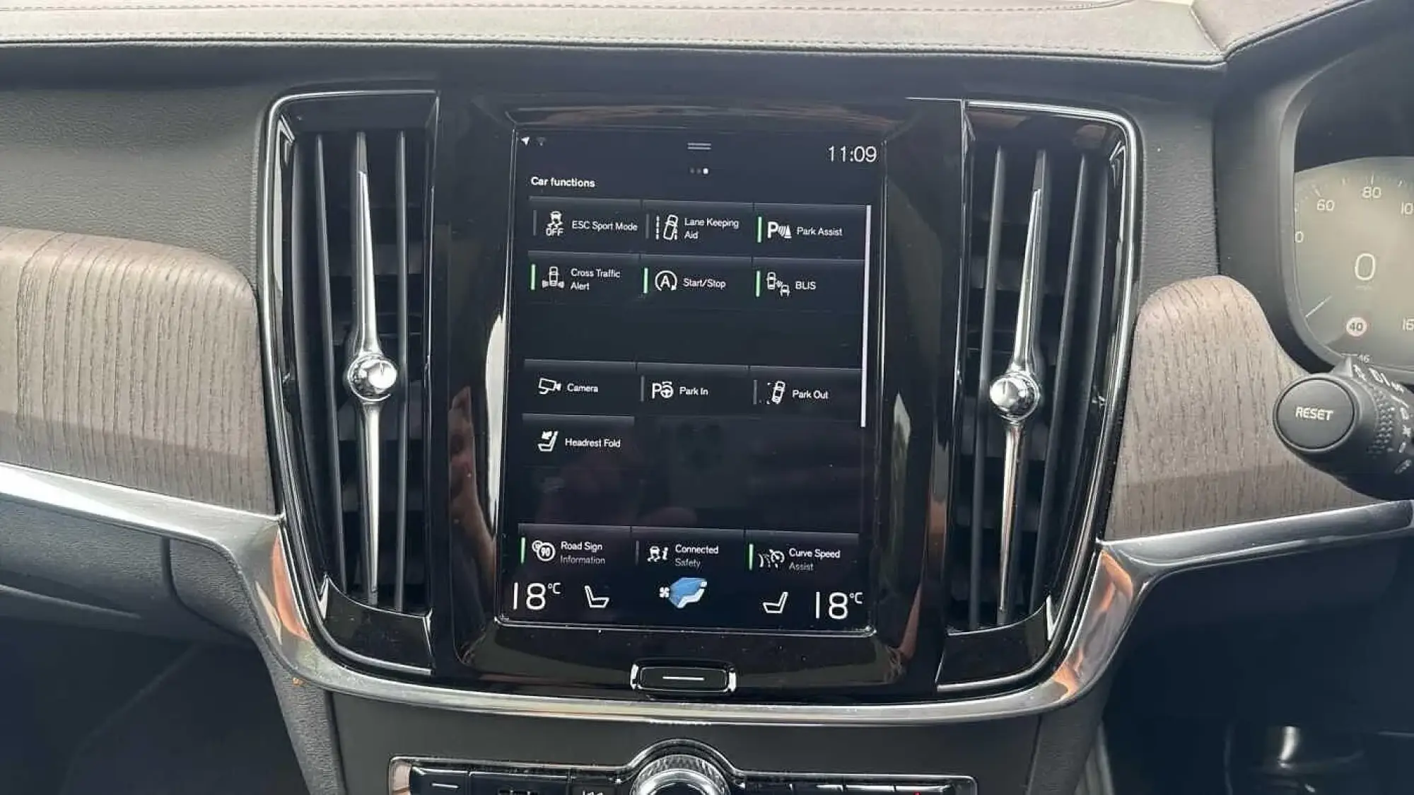 Volvo V90 Cross Country Image 16