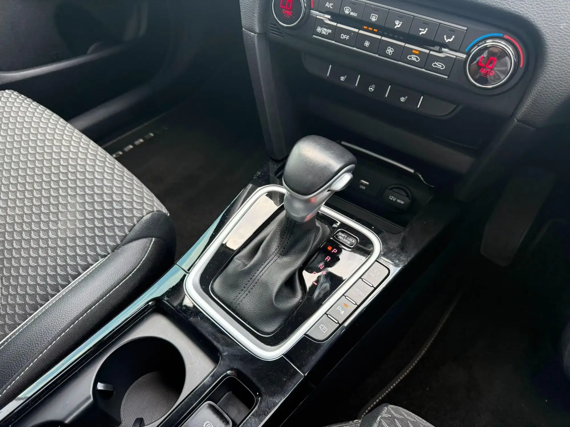 Kia XCeed Plug-In Hybrid Image 10 Kia XCeed Plug-In Hybrid Image 10