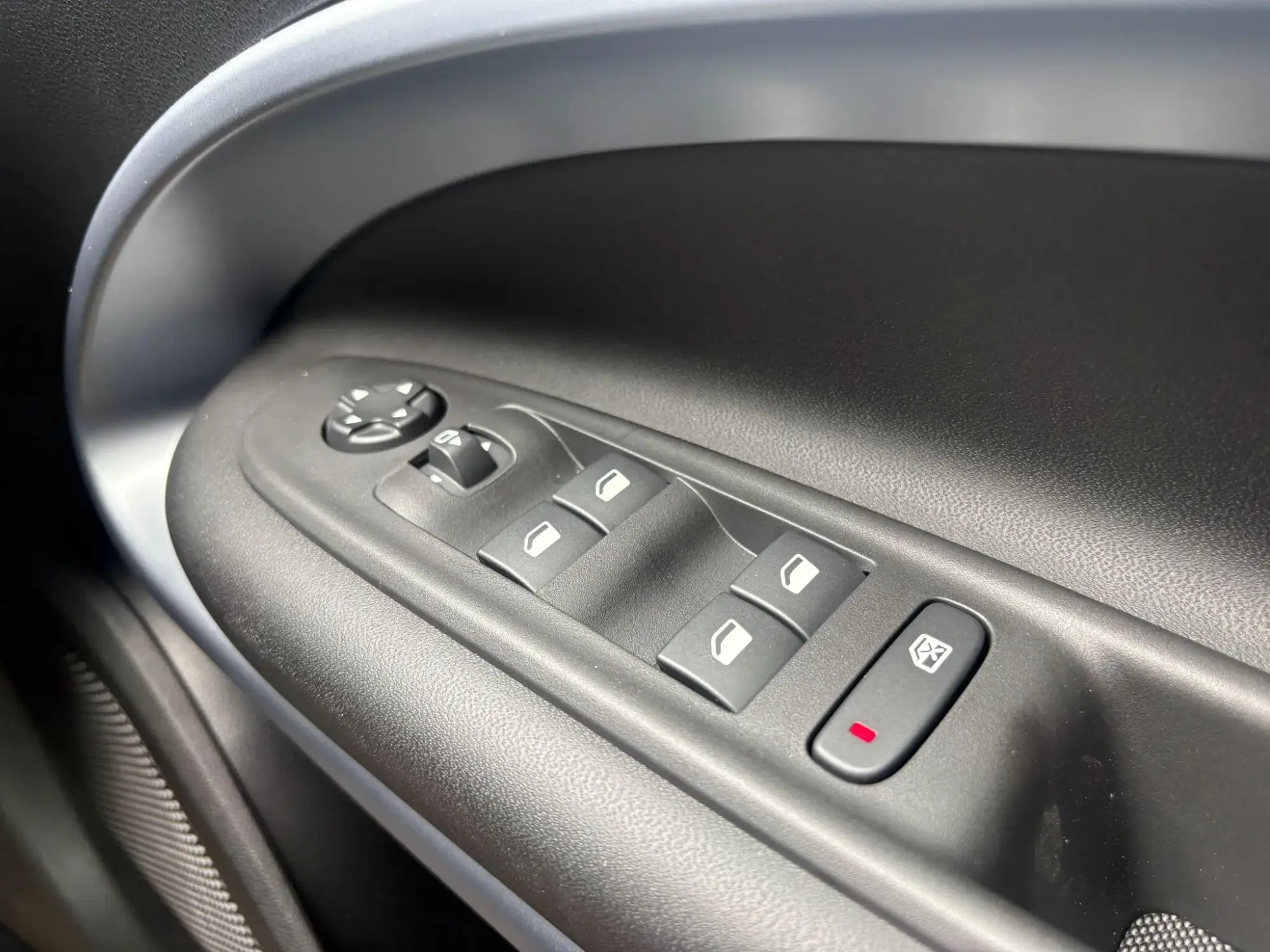 Jeep Avenger e-Hybrid Image 16