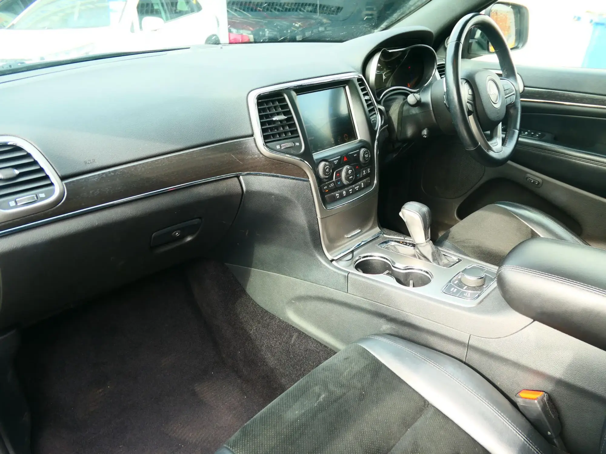 Jeep Grand Cherokee 3.0 V6 MultiJetII Night Eagle Auto 4WD Euro 6 (s/s) 5dr EA18OZH Image 3 Jeep Grand Cherokee 3.0 V6 MultiJetII Night Eagle Auto 4WD Euro 6 (s/s) 5dr EA18OZH Image 3