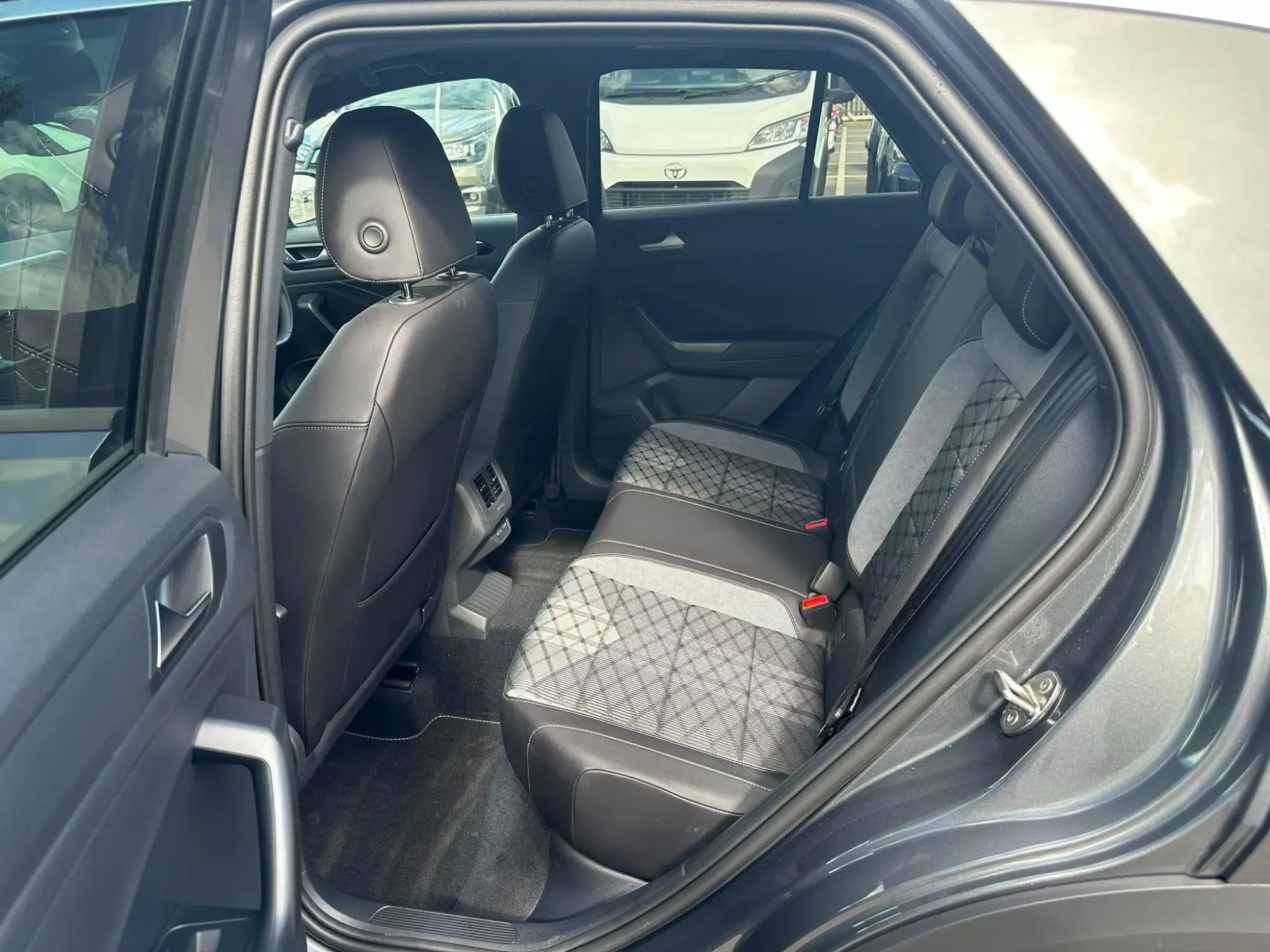 Volkswagen T-Roc Image 11