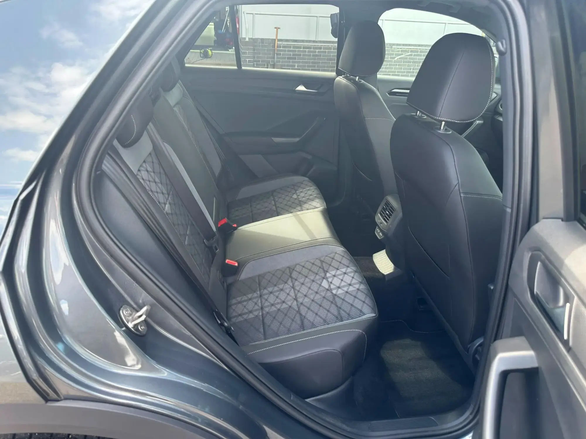 Volkswagen T-Roc Image 12