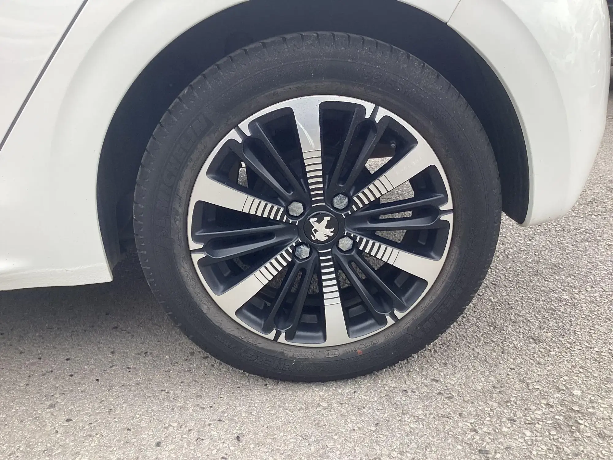 Peugeot 208 Image 9