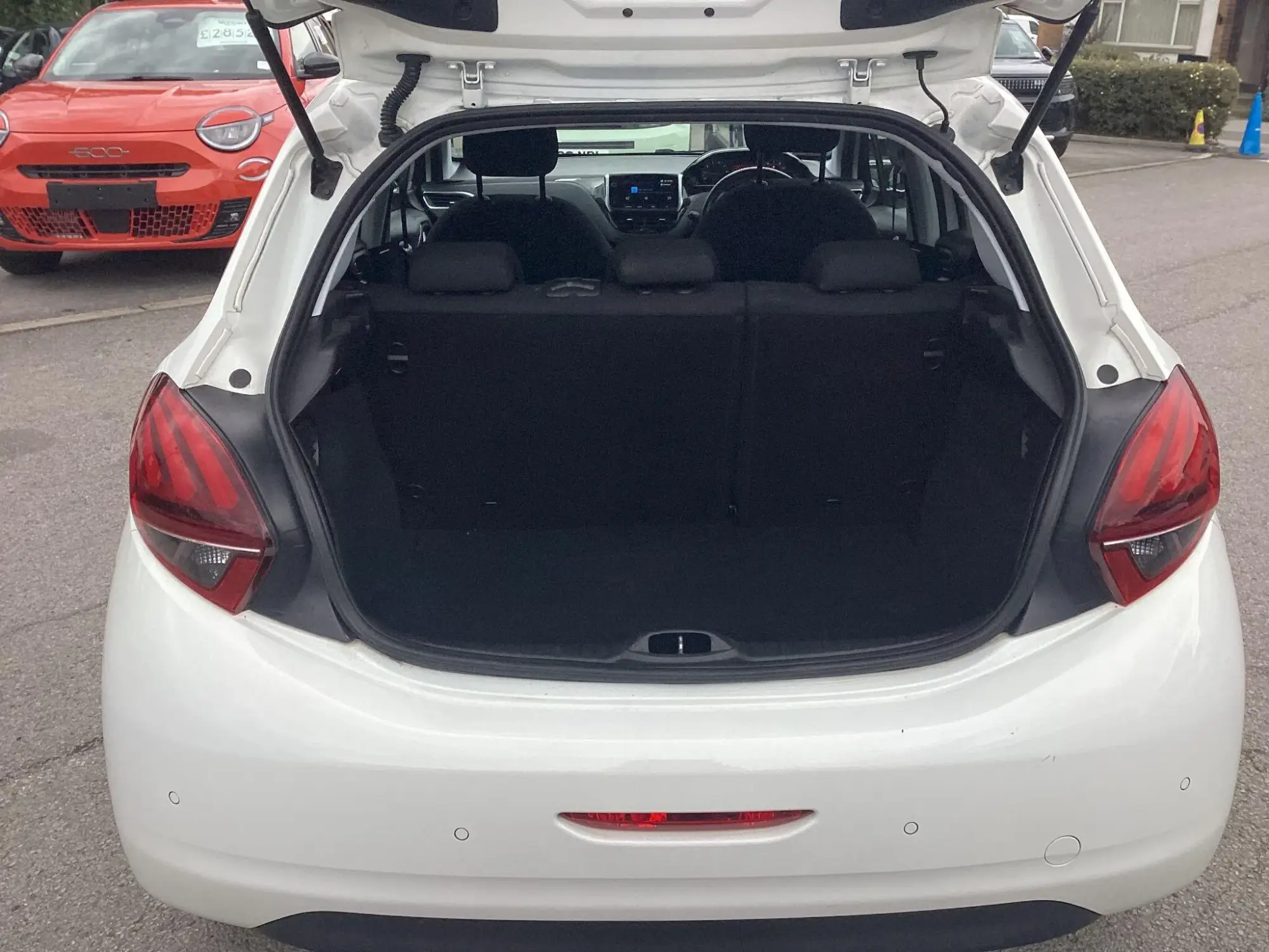 Peugeot 208 Image 10