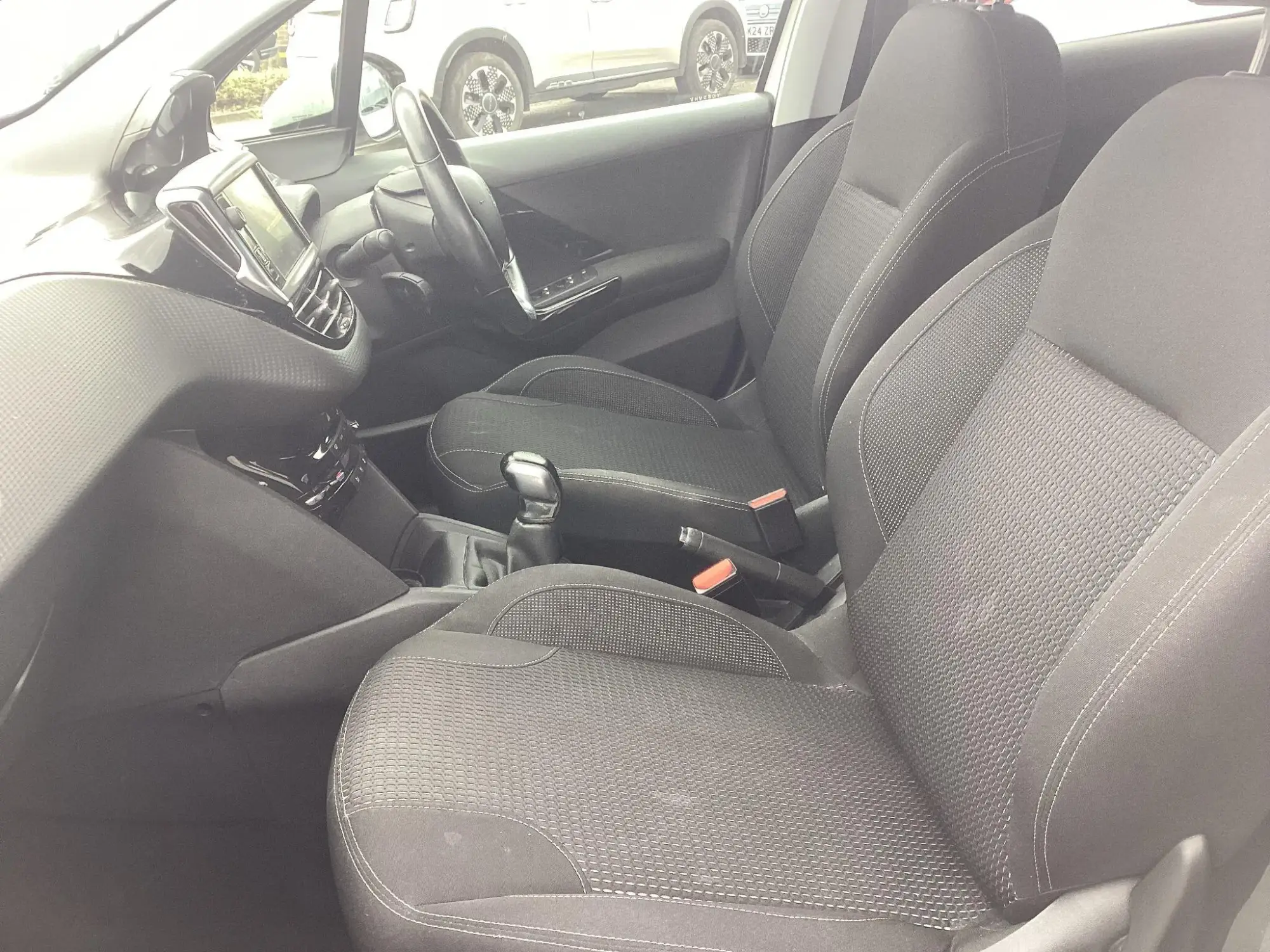 Peugeot 208 Image 13