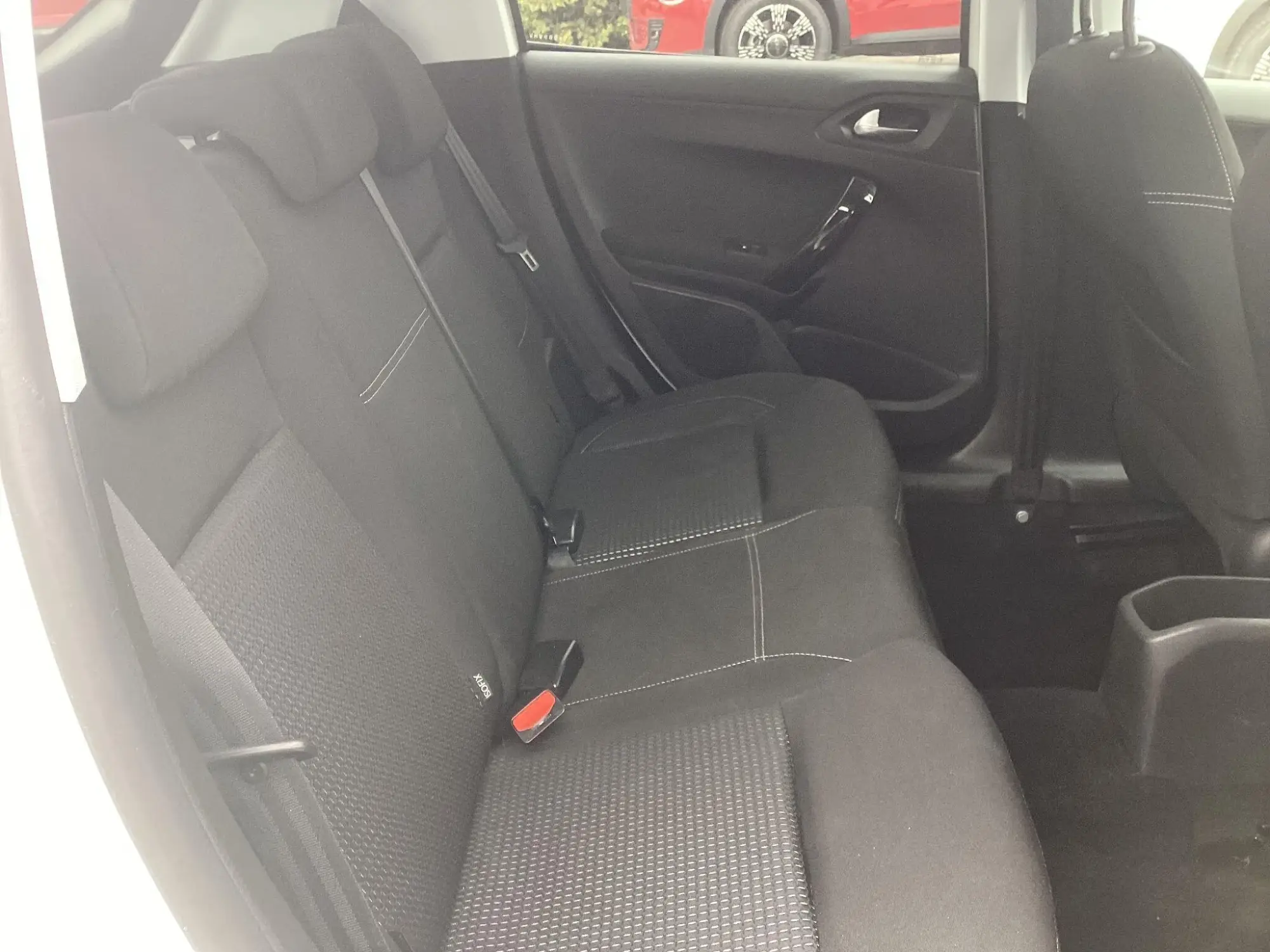 Peugeot 208 Image 14