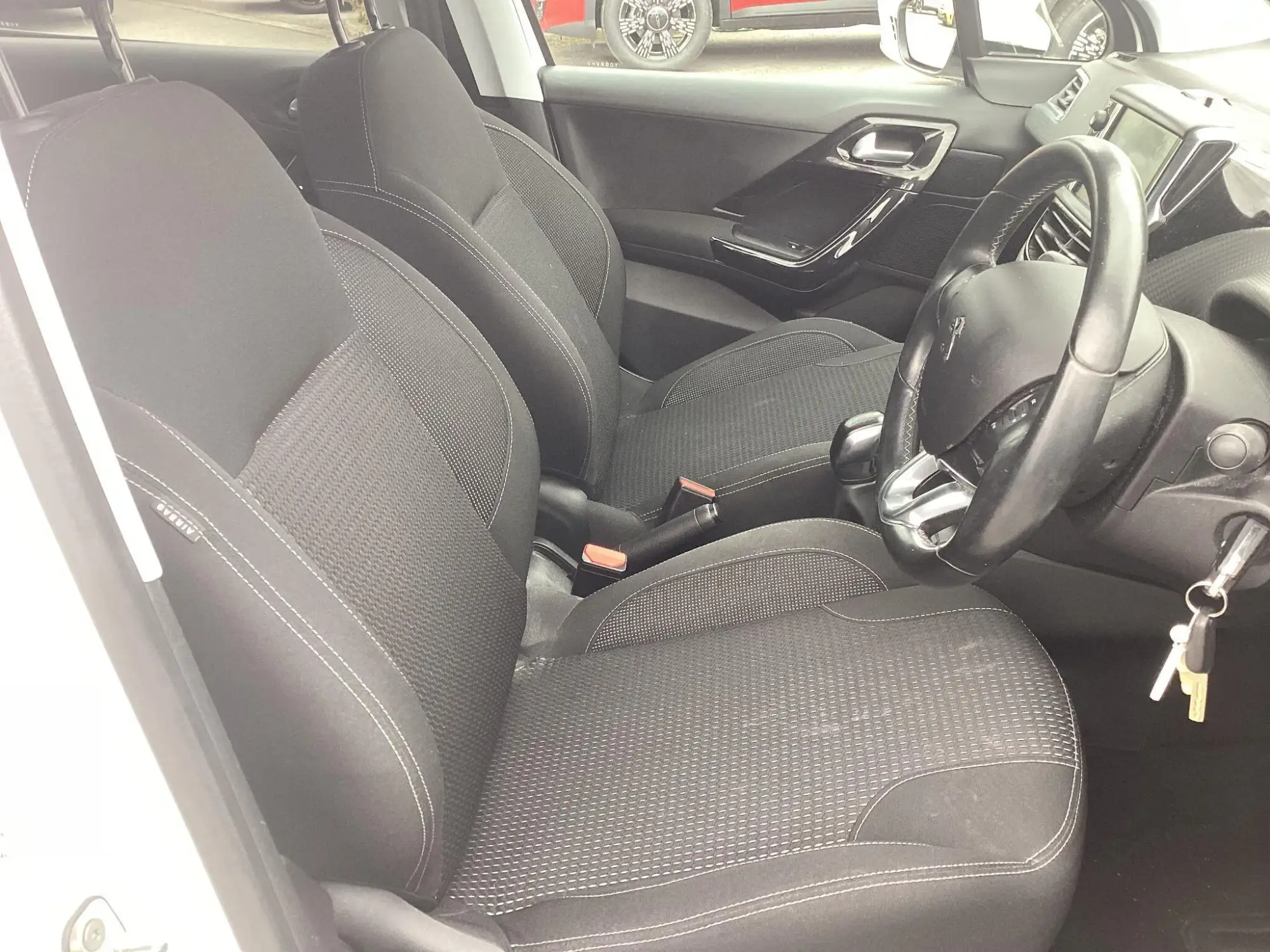 Peugeot 208 Image 15
