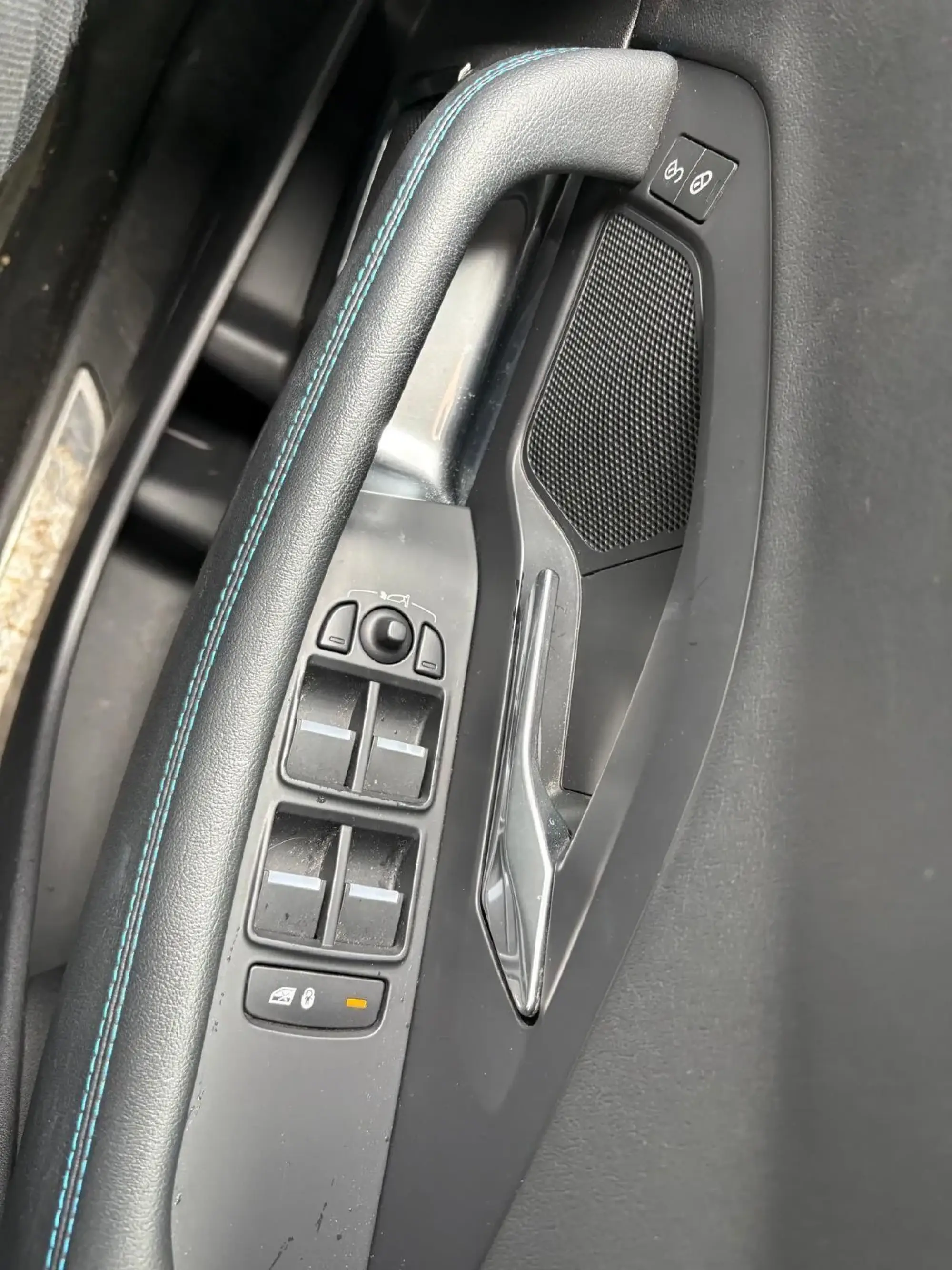 Jaguar E-Pace Image 11