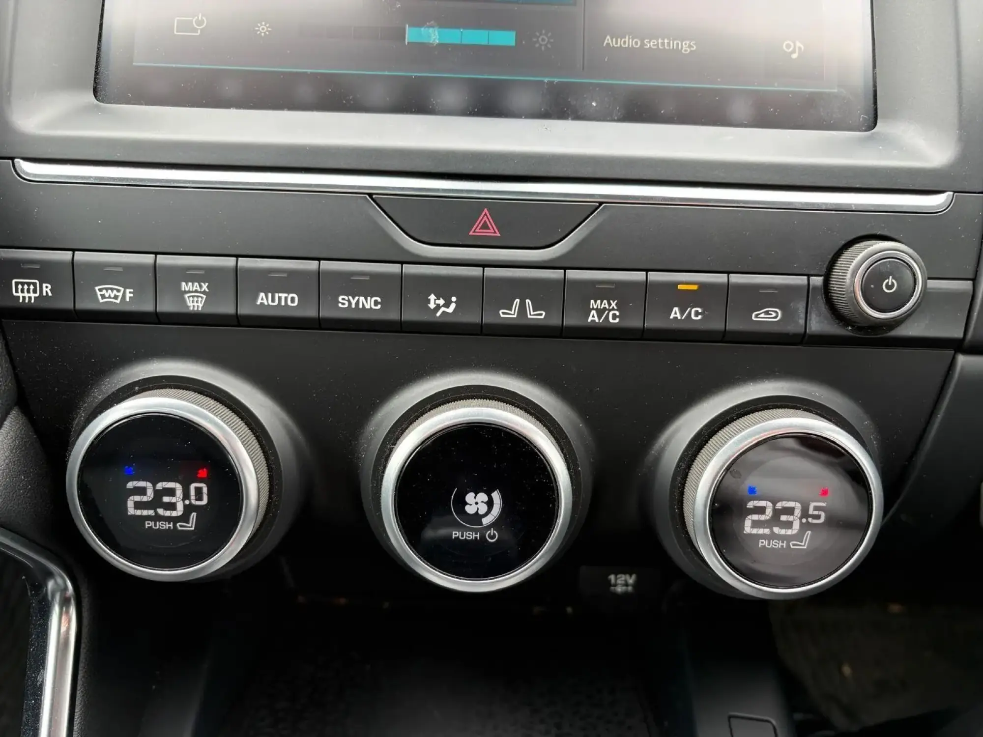 Jaguar E-Pace Image 16