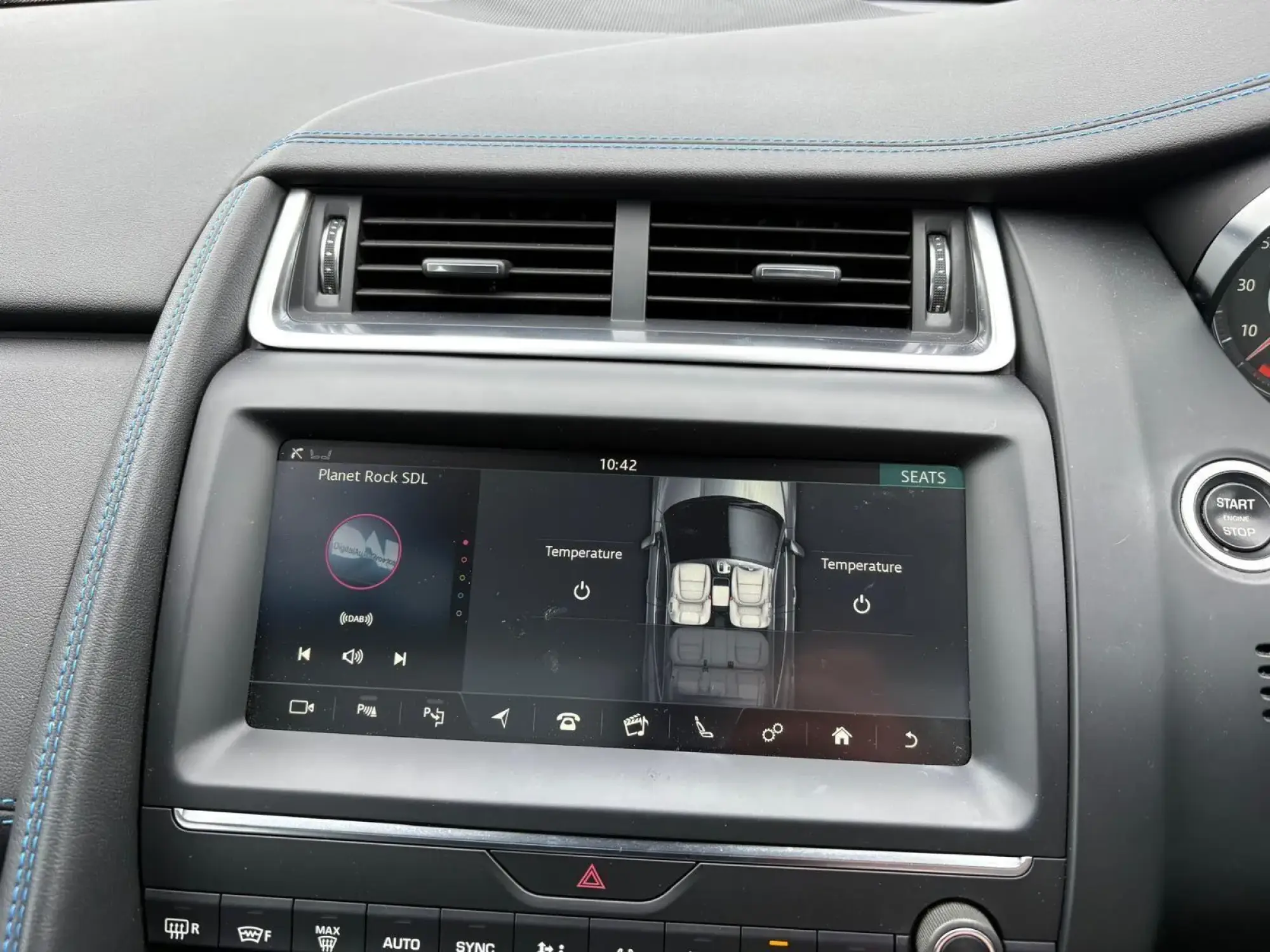 Jaguar E-Pace Image 17