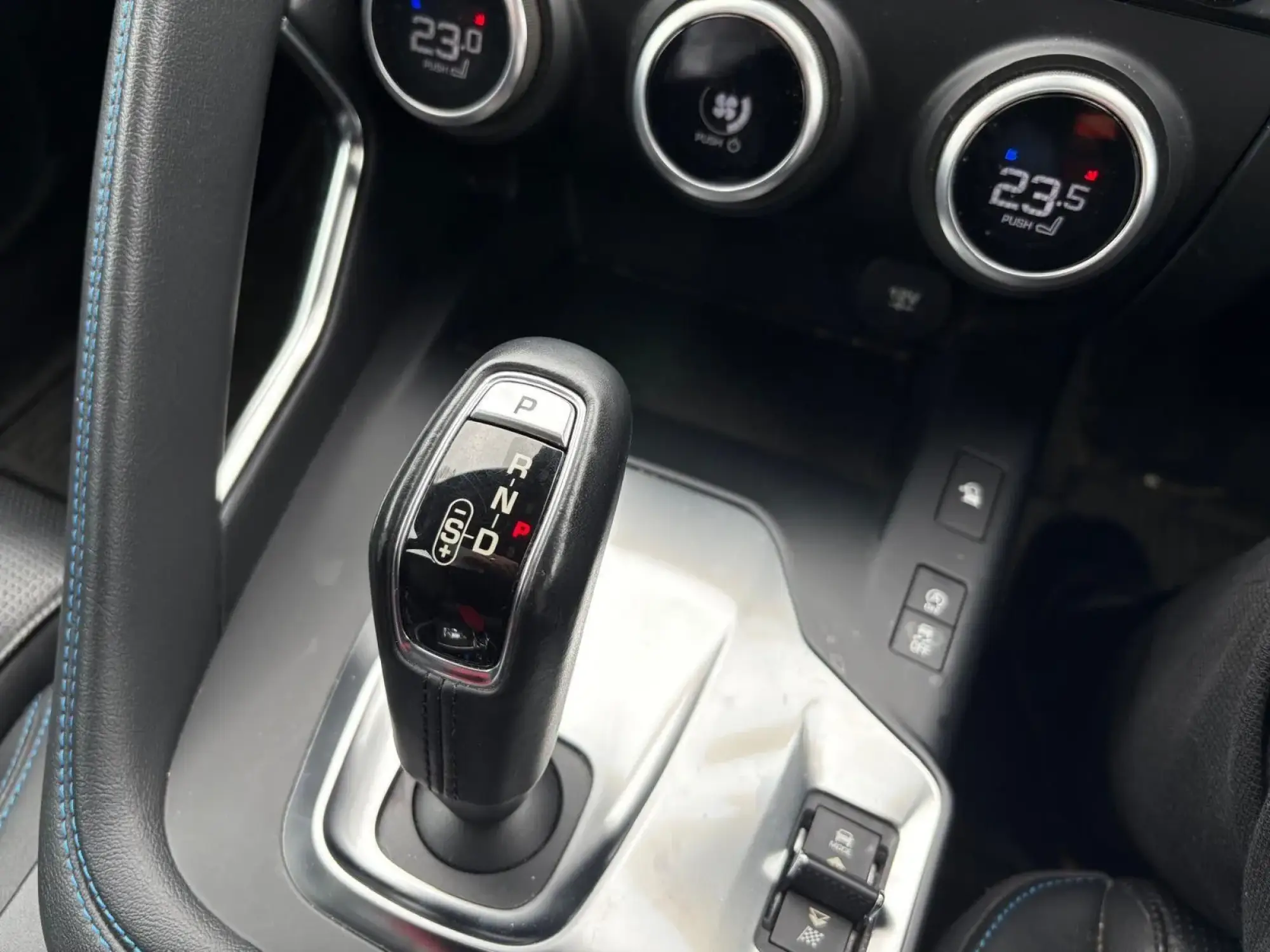 Jaguar E-Pace Image 20