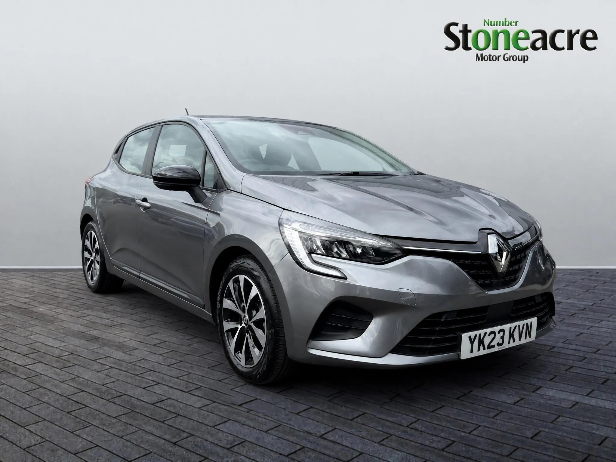 Renault Clio E-Tech dealer public-web source image