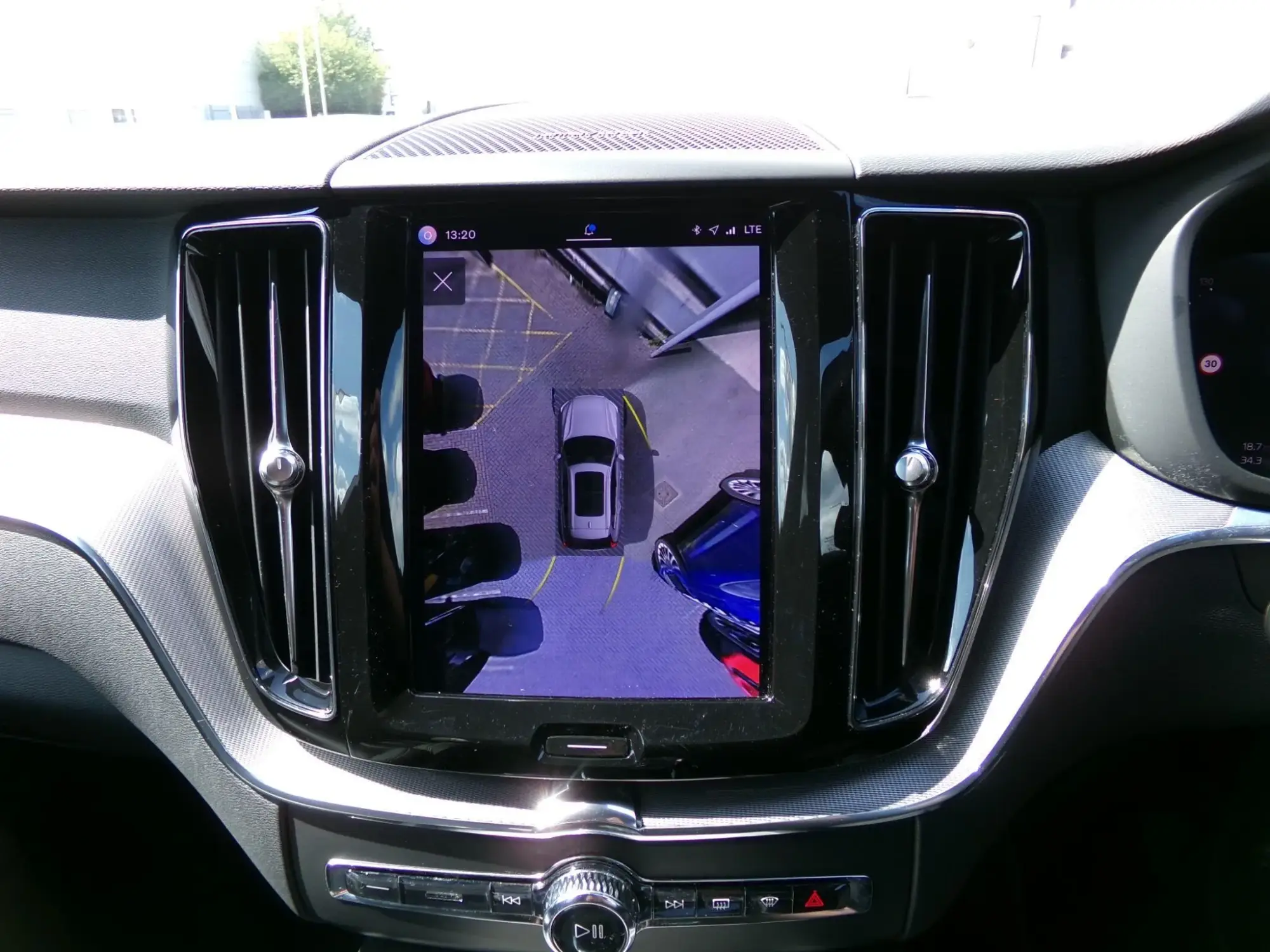Volvo XC60 Image 2