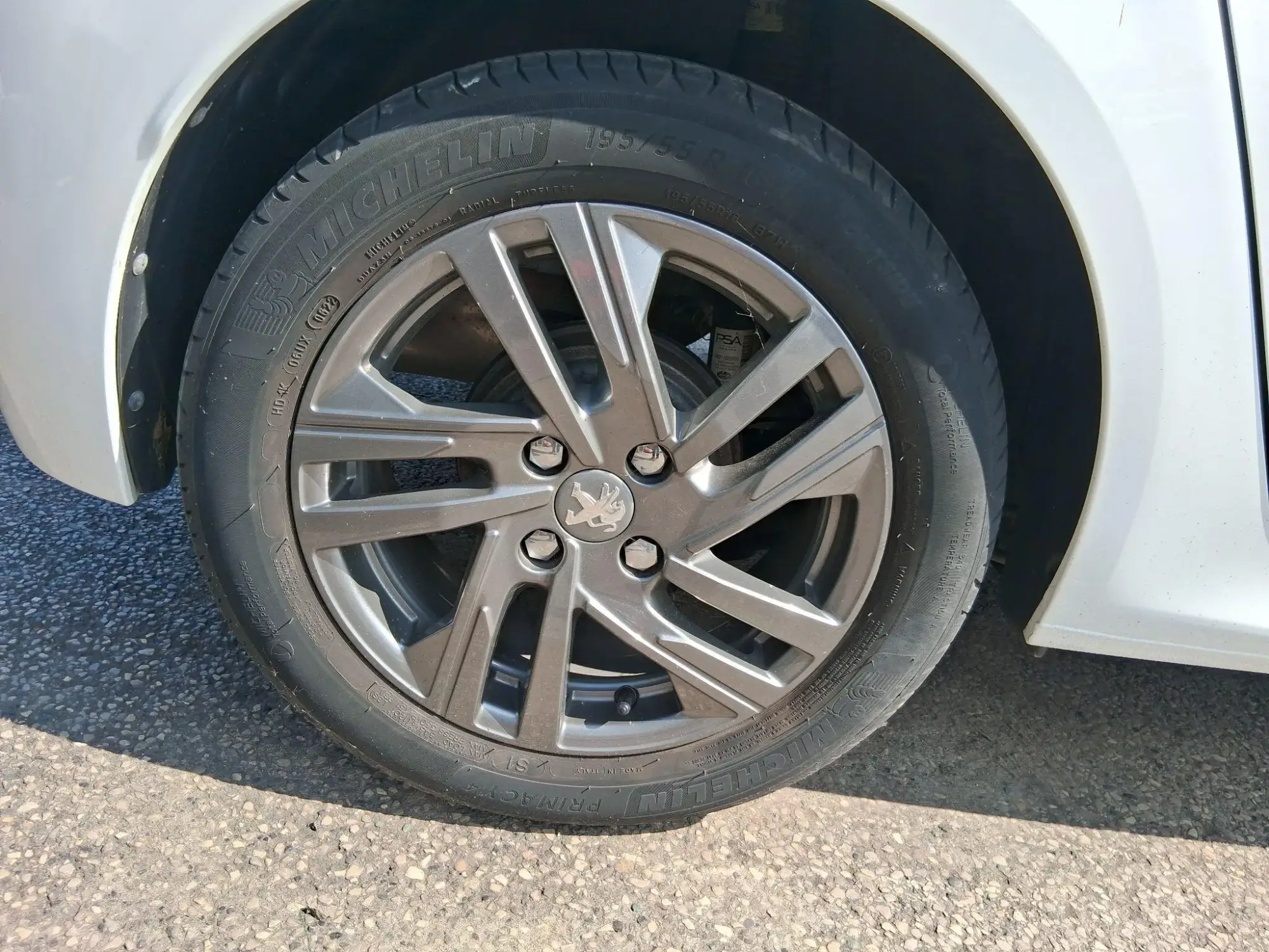 Peugeot 208 Image 9