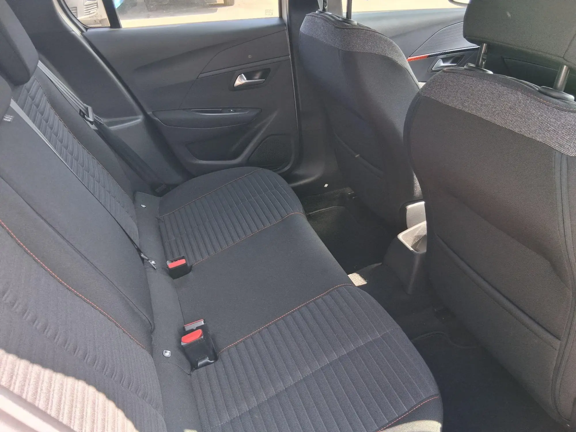 Peugeot 208 Image 12