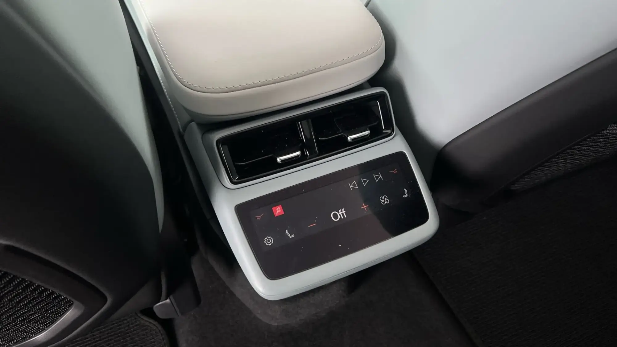 Polestar 4 SUV Image 20 Polestar 4 SUV Image 20