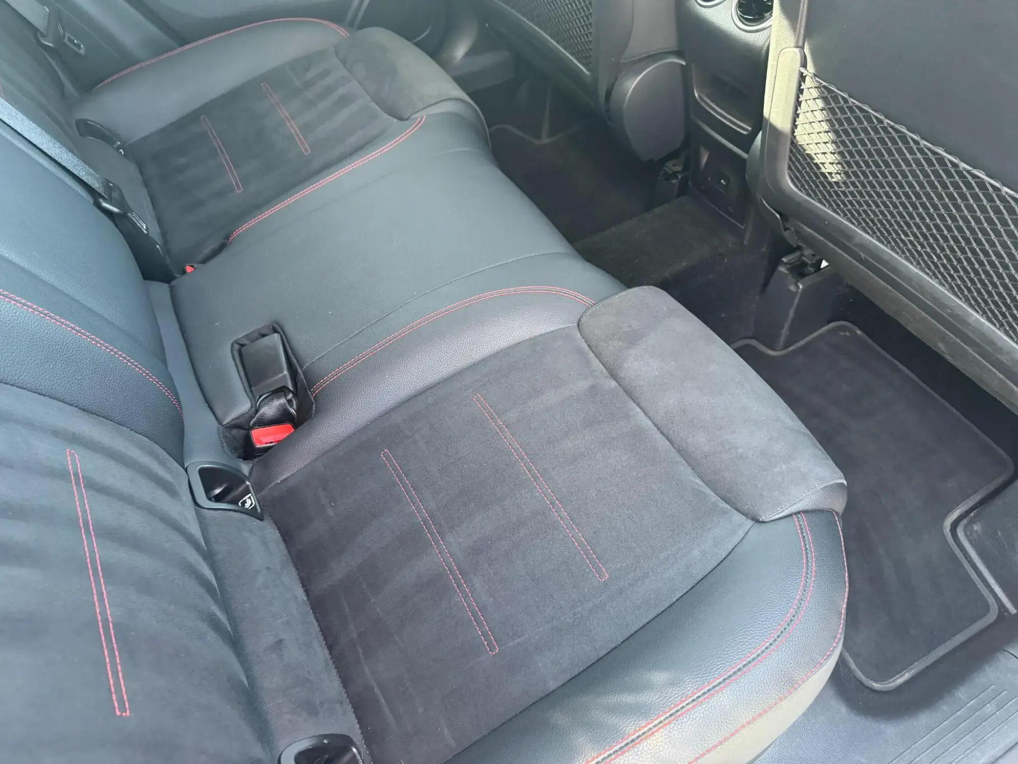 Mercedes-Benz GLA Image 12