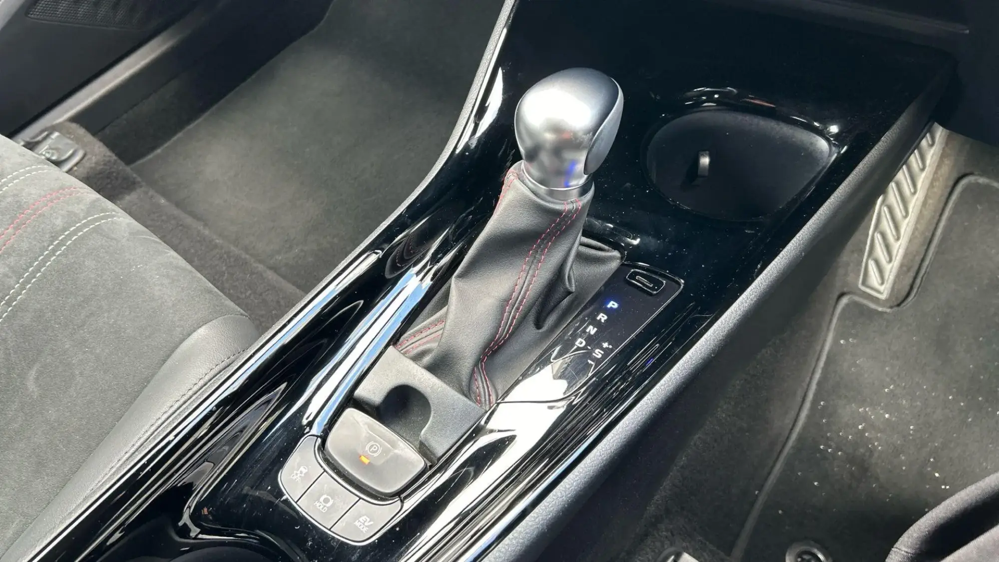 Toyota C-HR Self-Charging Hybrid Image 30