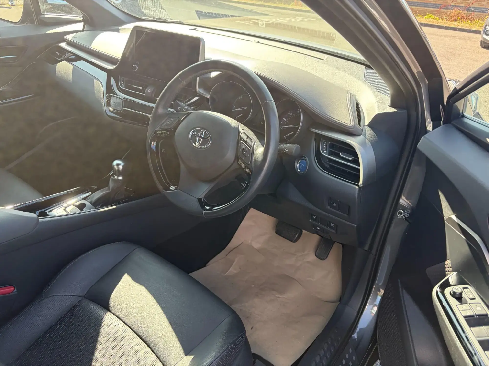 Toyota C-HR Self-Charging Hybrid Image 9