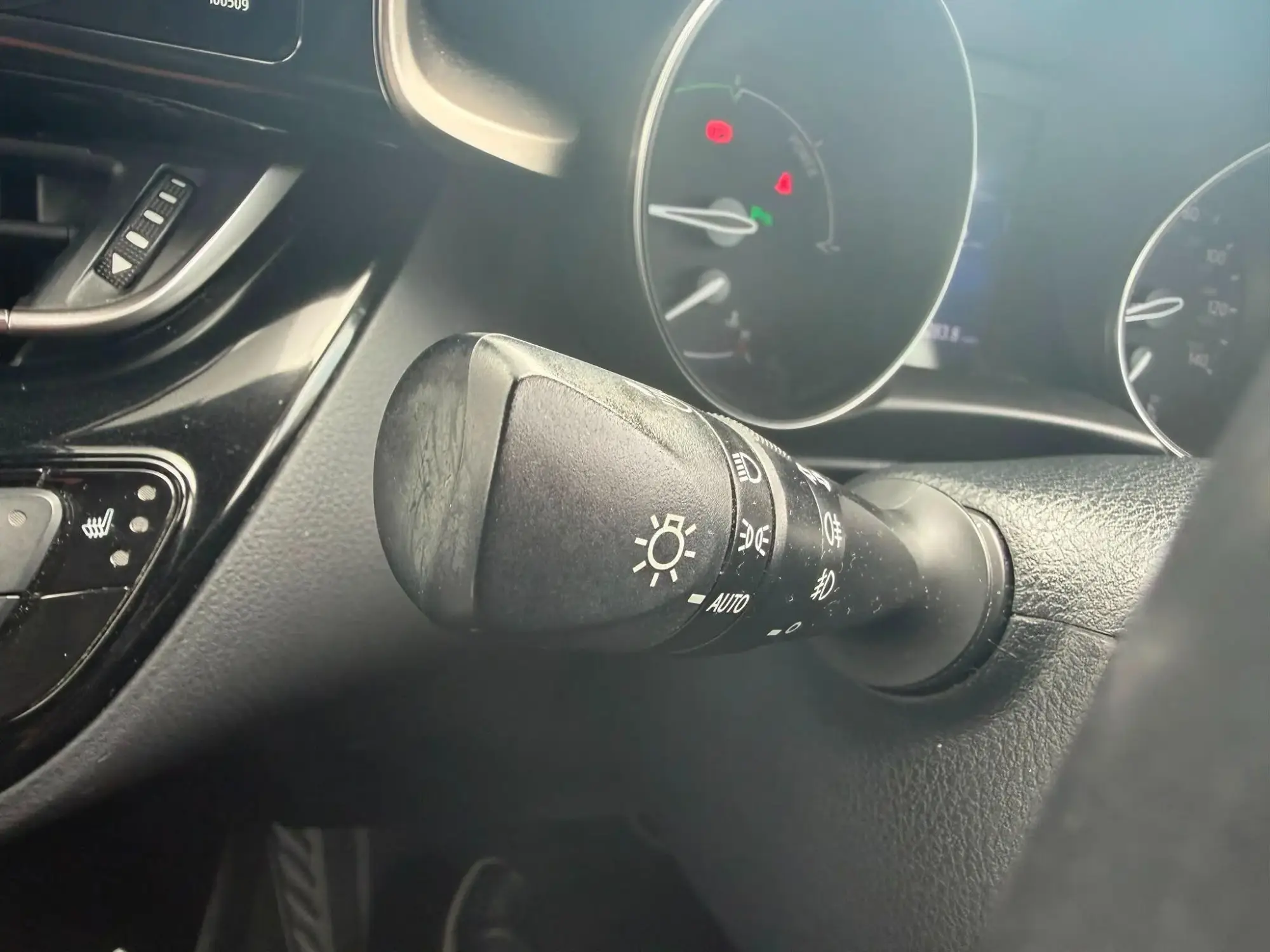 Toyota C-HR Self-Charging Hybrid Image 19