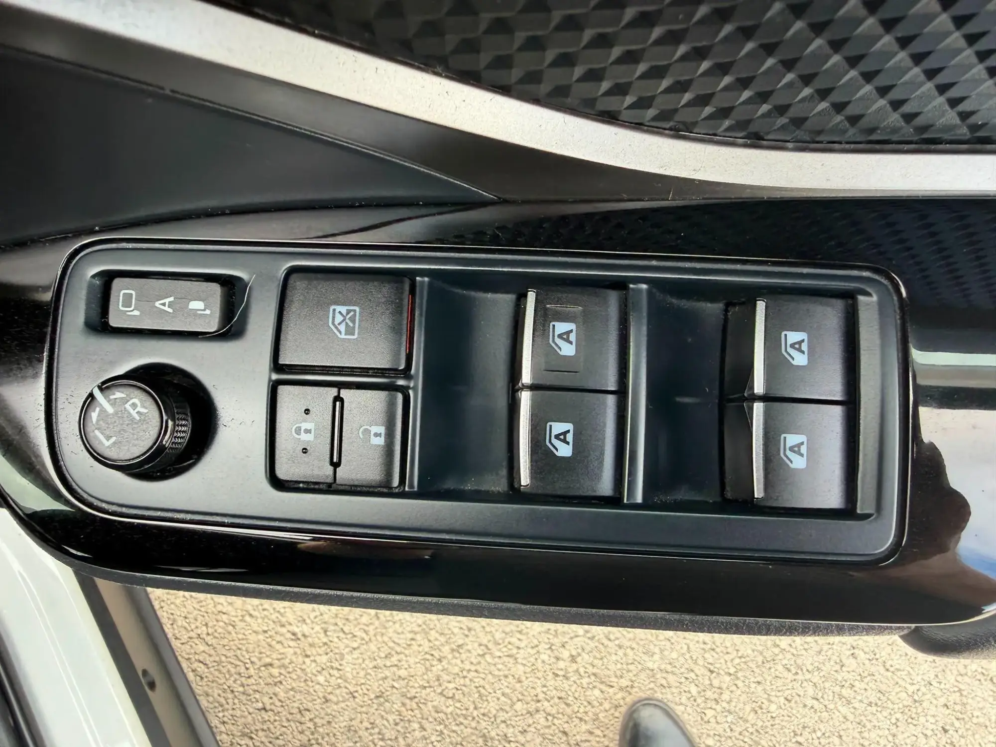 Toyota C-HR Self-Charging Hybrid Image 30