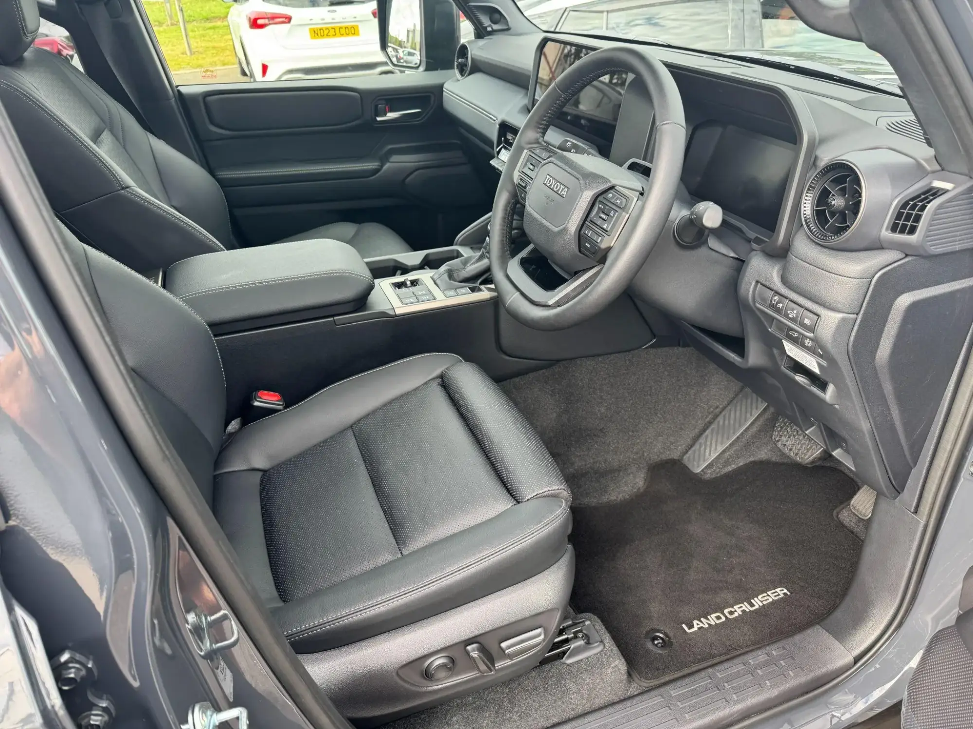 Toyota Land Cruiser Image 11
