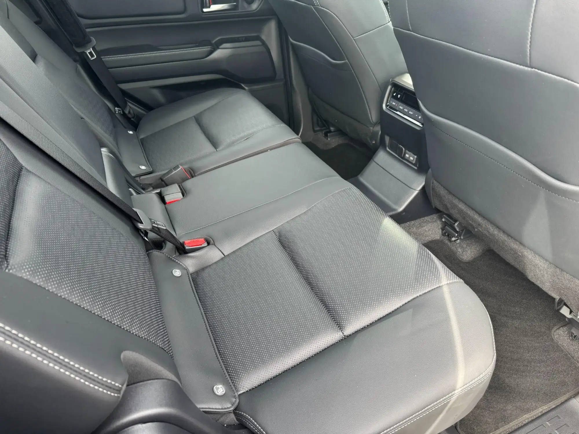 Toyota Land Cruiser Image 12