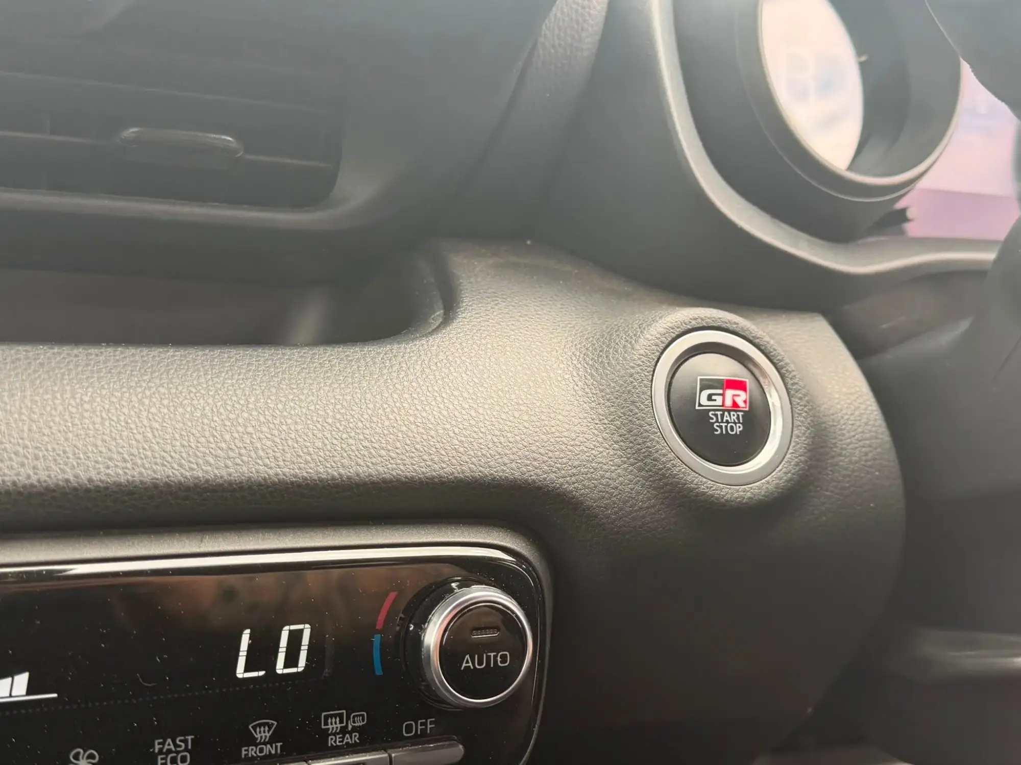 Toyota Yaris Image 14
