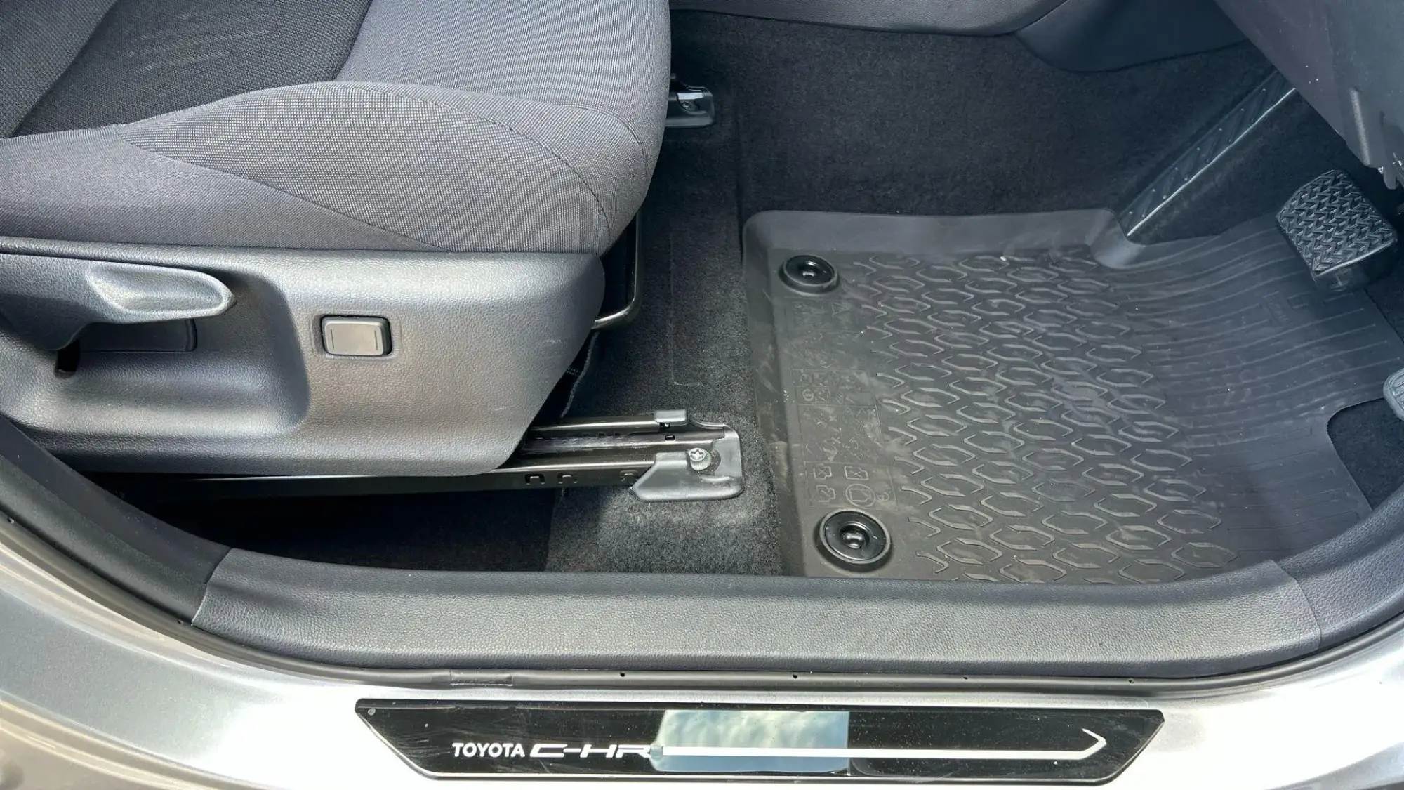 Toyota C-HR Self-Charging Hybrid Image 40 Toyota C-HR Self-Charging Hybrid Image 40