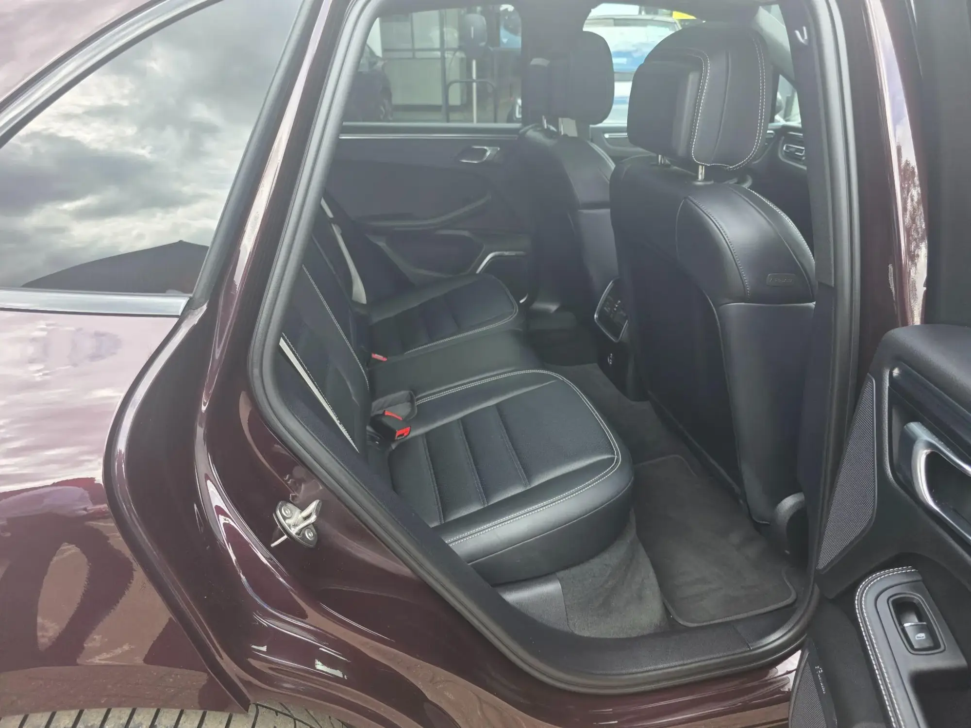 Porsche Macan Image 10