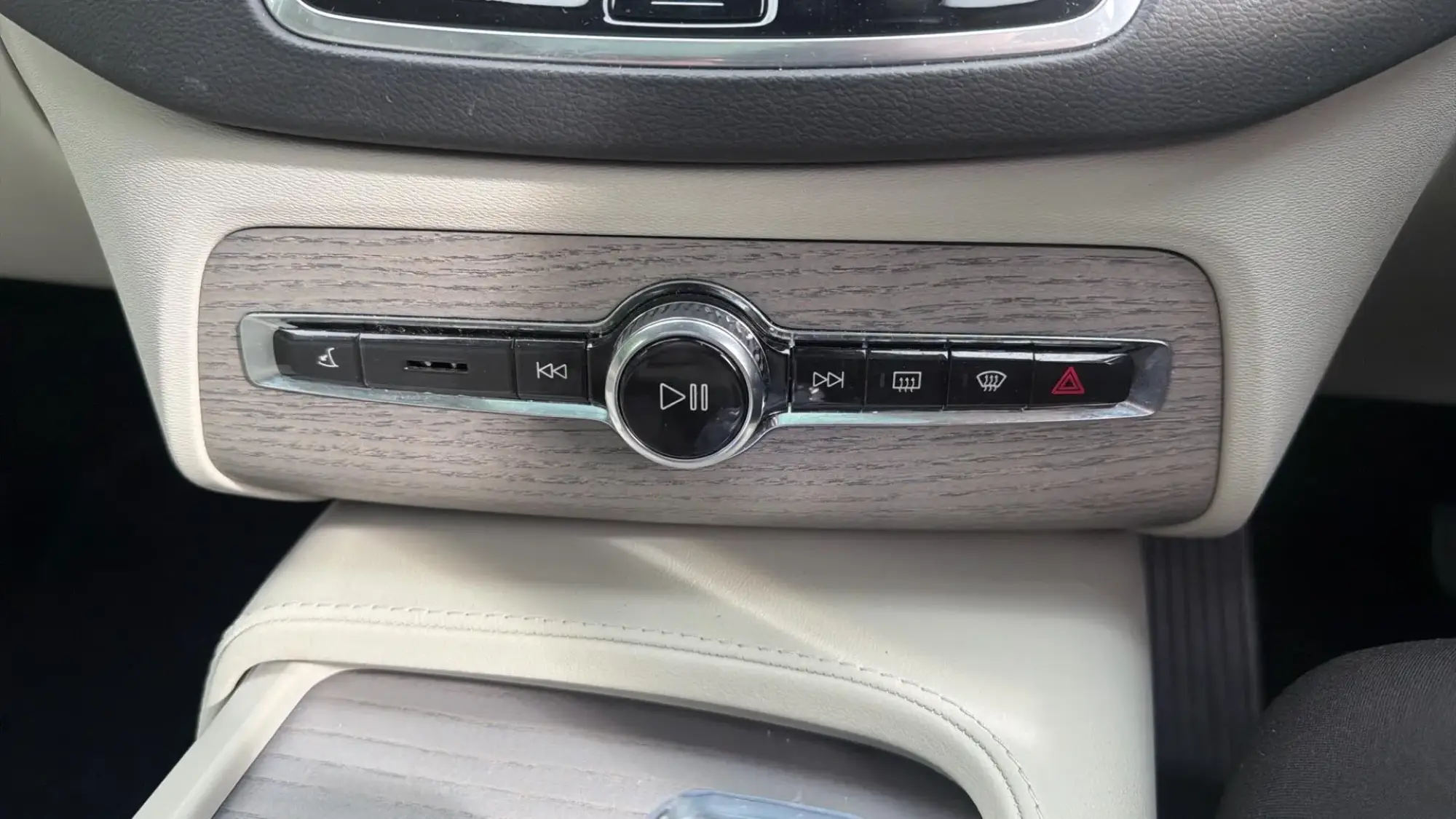 Volvo XC90 Plug-In Hybrid Image 14