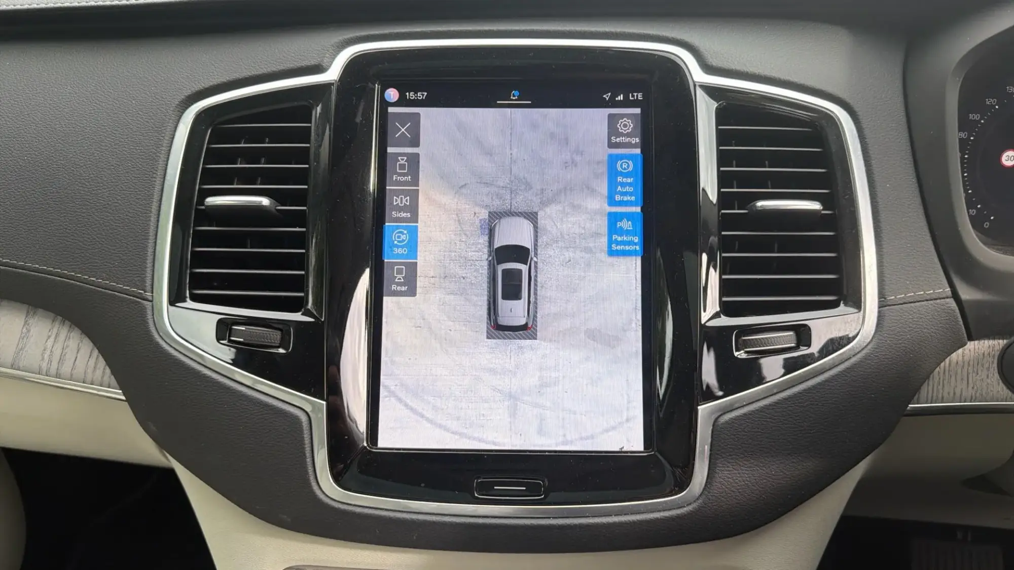 Volvo XC90 Plug-In Hybrid Image 18