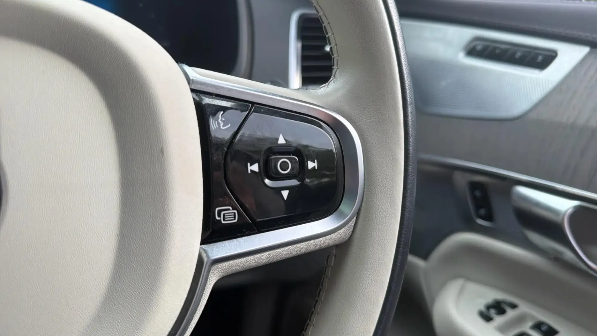 Volvo XC90 Plug-In Hybrid Image 21