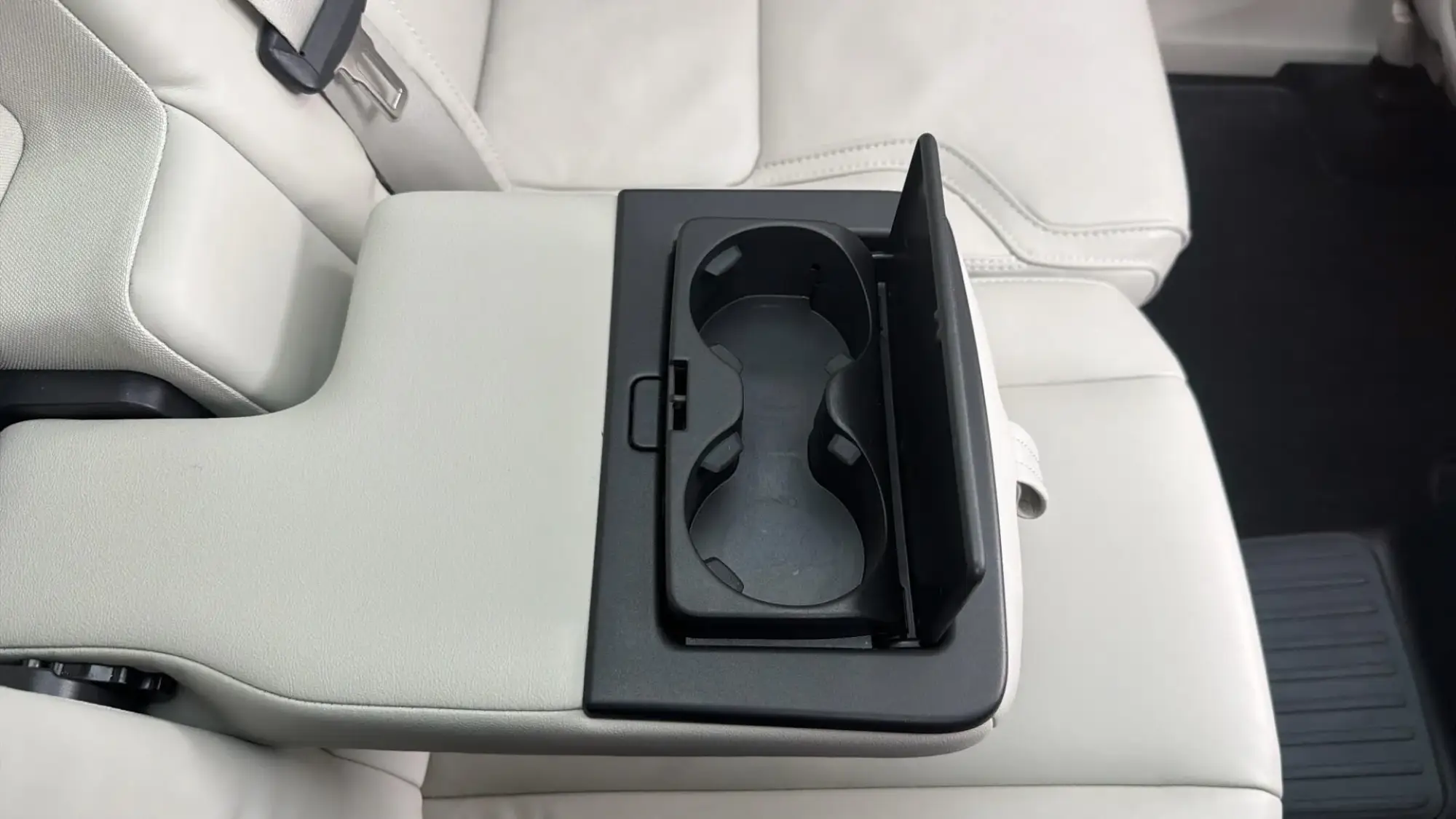 Volvo XC90 Plug-In Hybrid Image 33