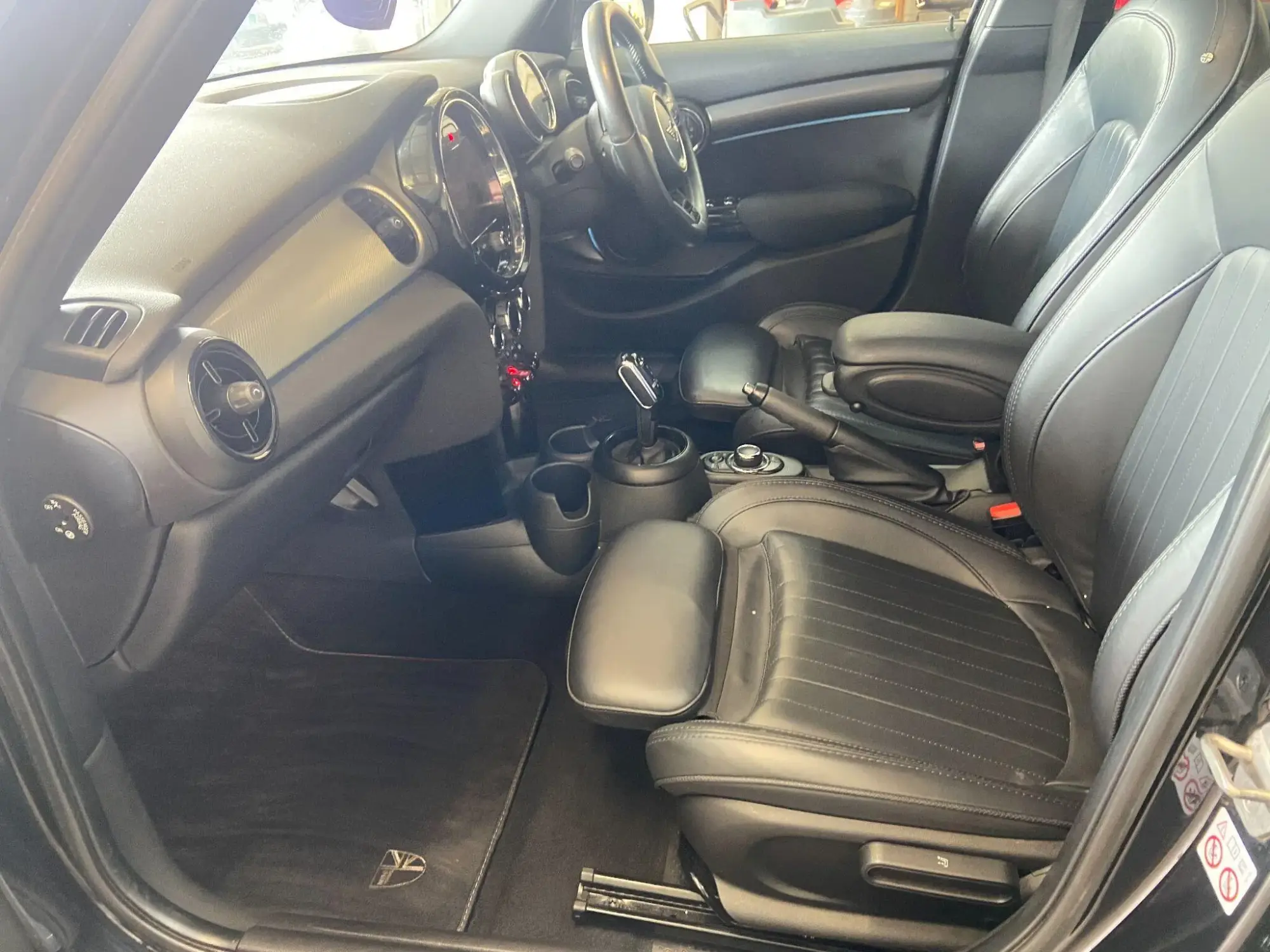 MINI Hatch Image 17