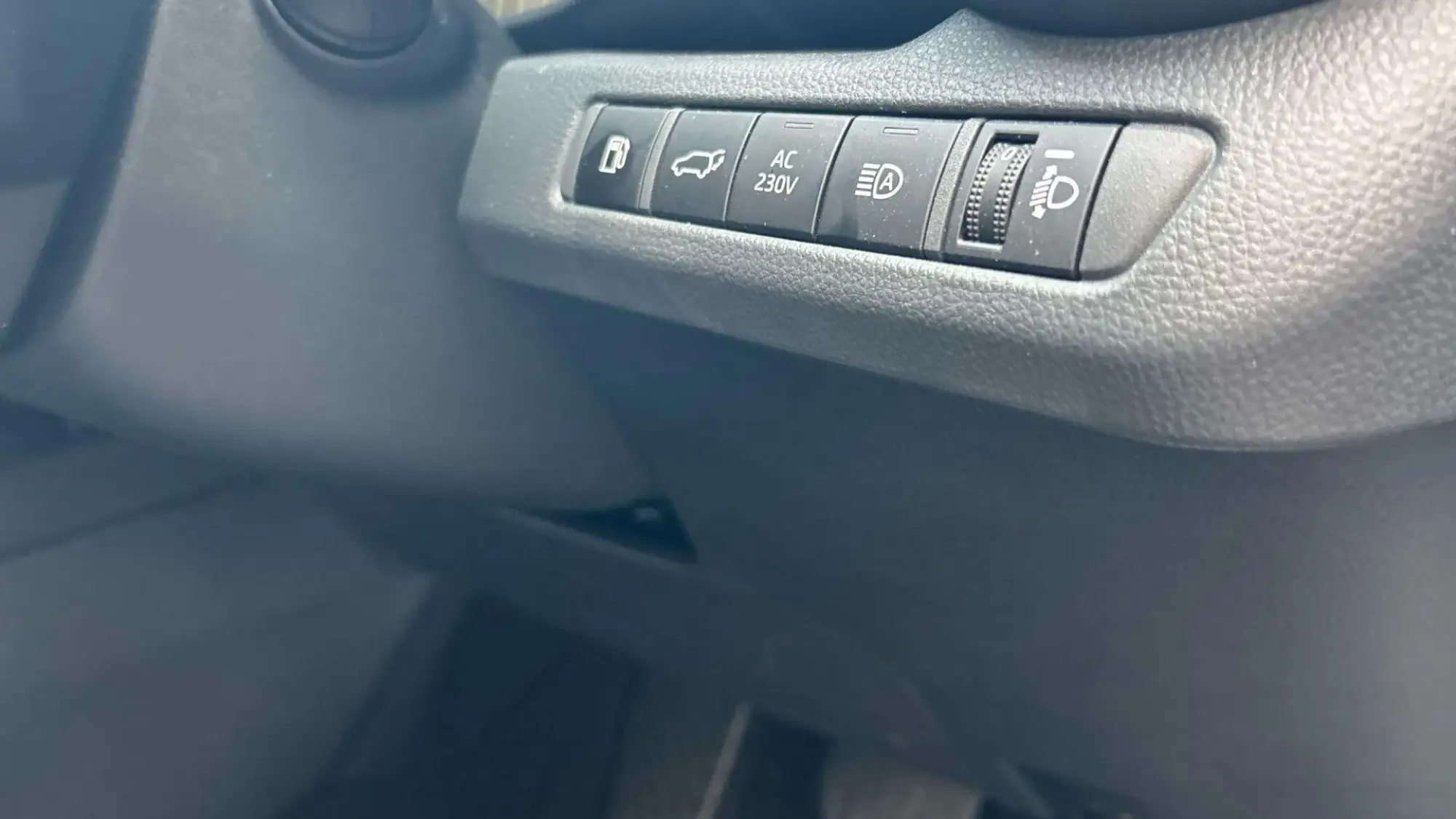 Toyota C-HR Plug-in Hybrid Image 40