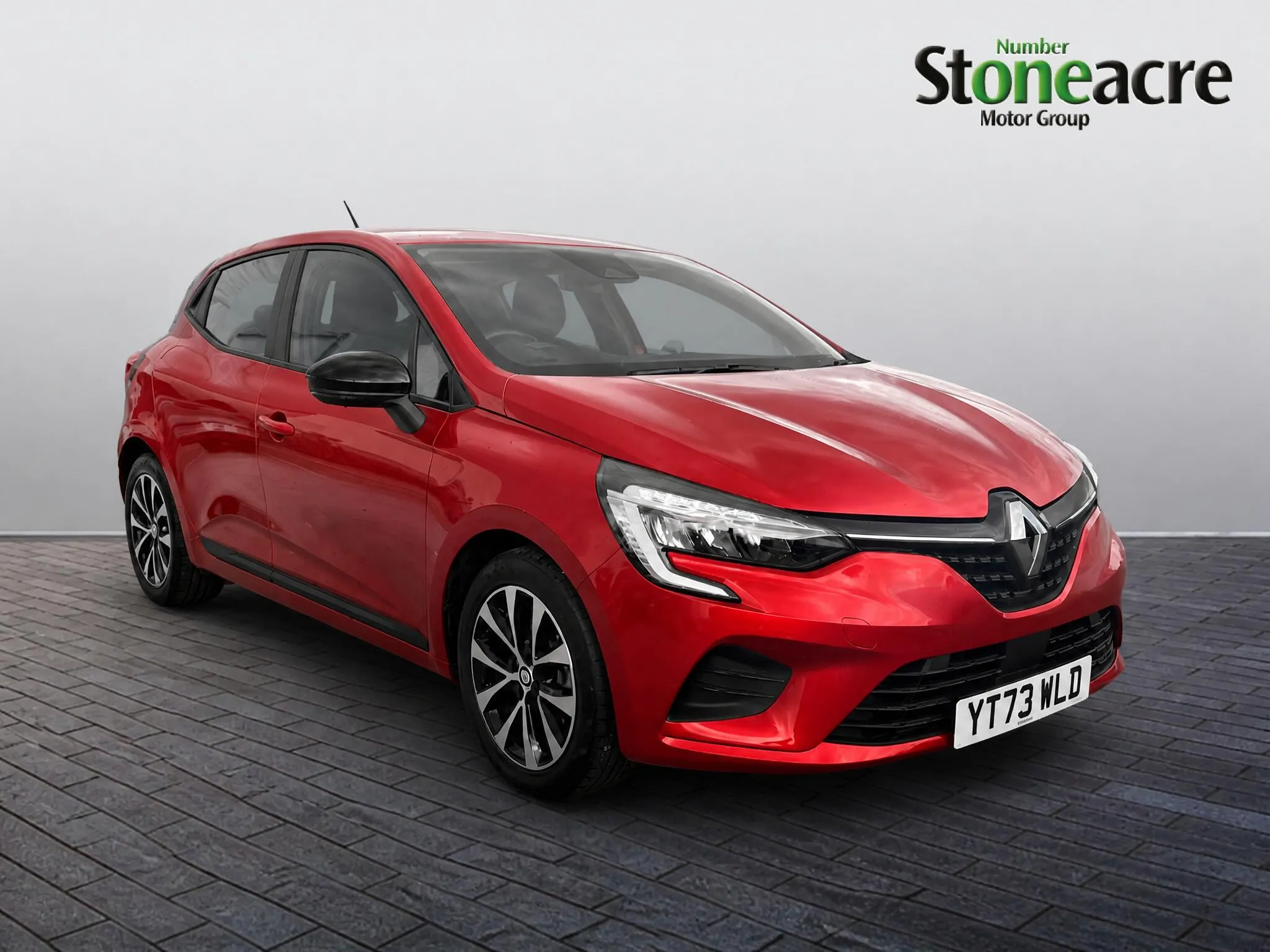 Renault Clio E-Tech dealer public-web source image