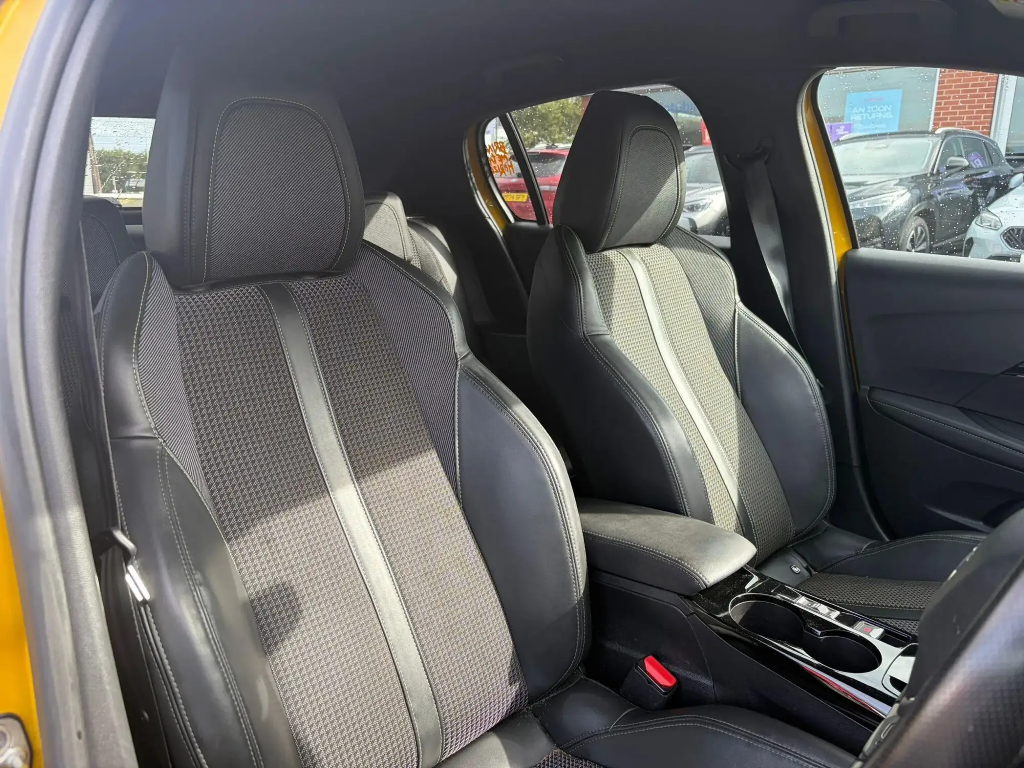 Peugeot 208 Image 11